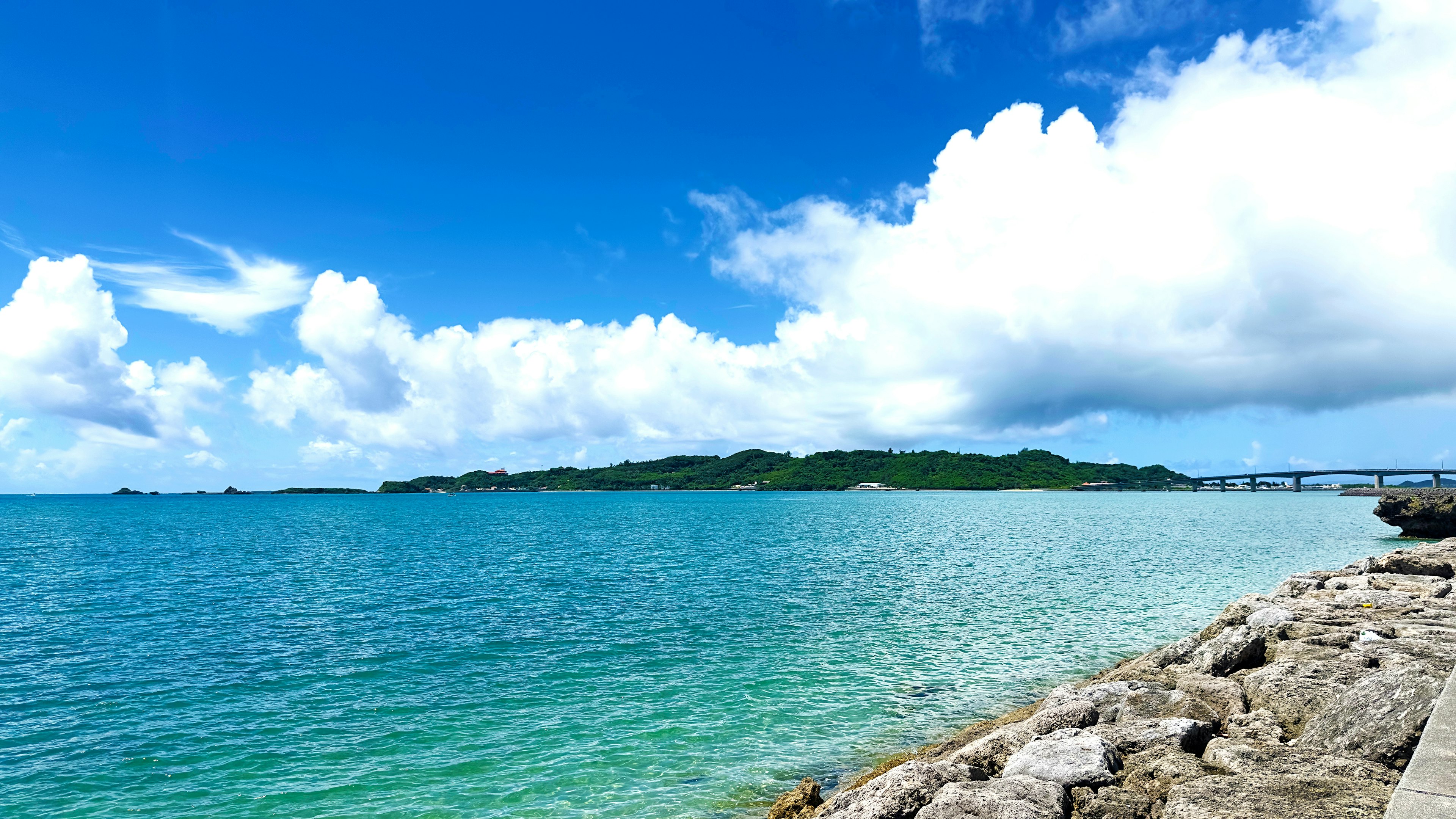 Schöne Landschaft mit blauem Meer und weißen Wolken