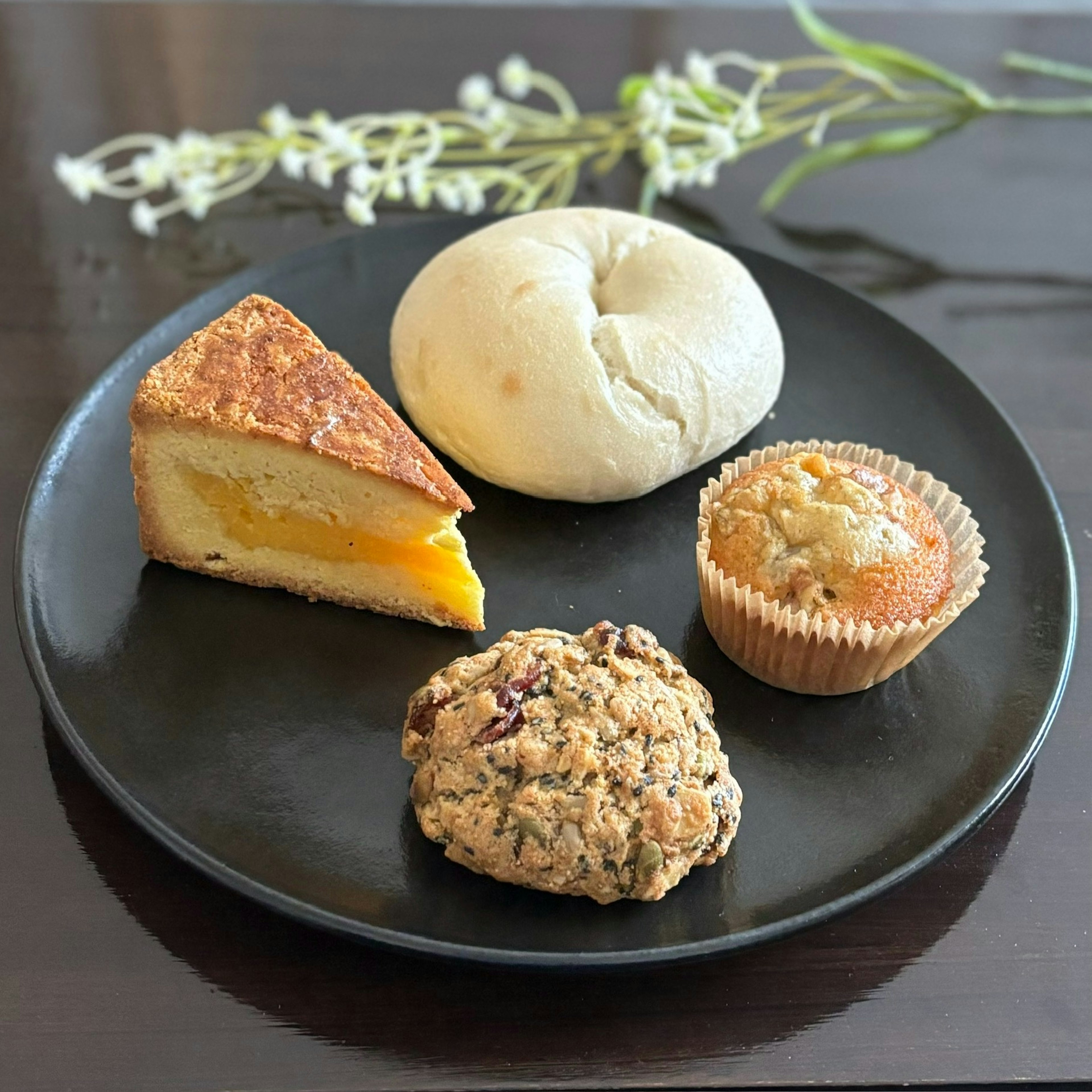 Une assiette avec des pâtisseries assorties et une fleur