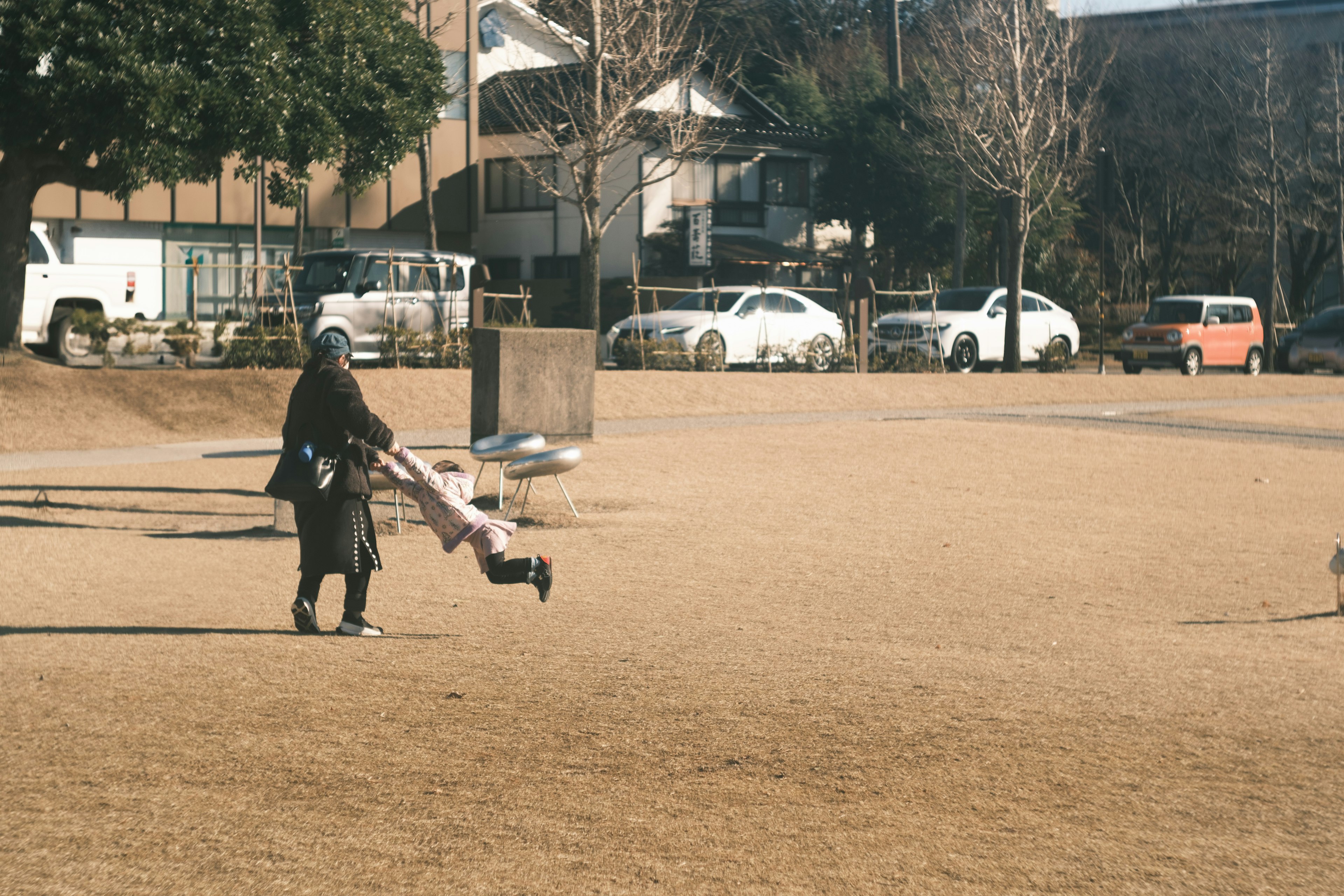 家長在公園裡和孩子玩耍