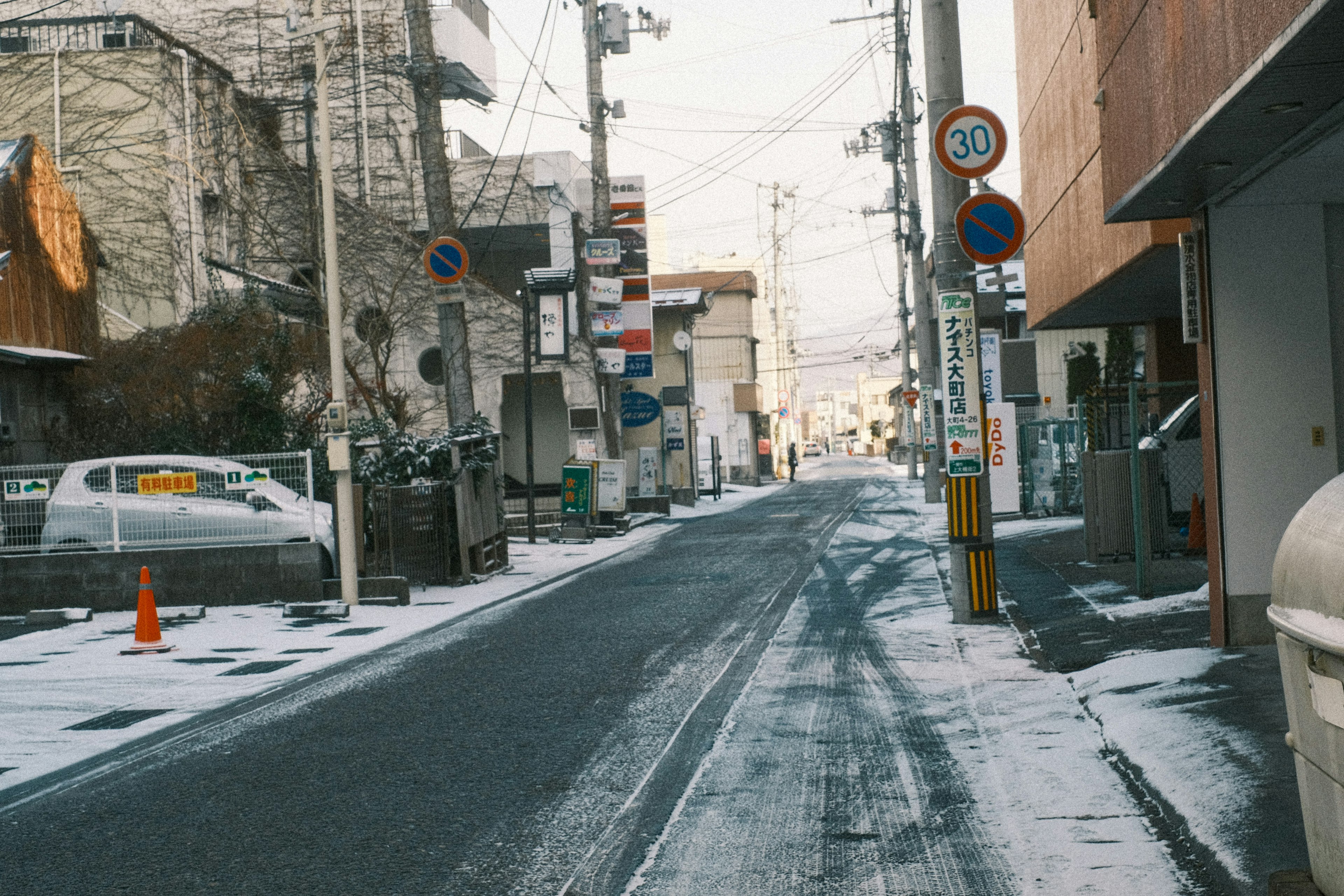 Ruhige Straße mit Schnee und Gebäuden