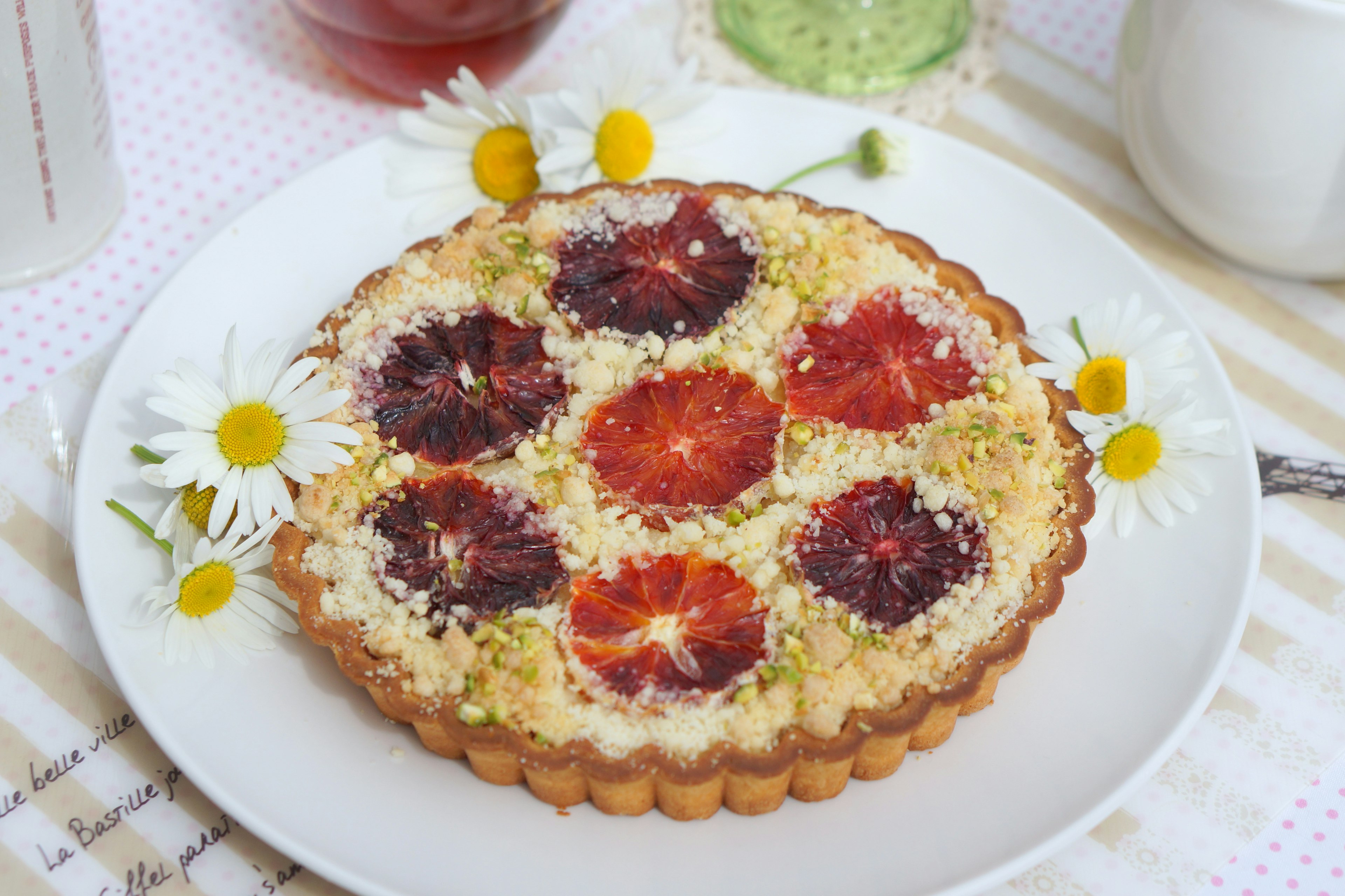 Hermosa tarta de frutas cubierta con naranjas sanguinas