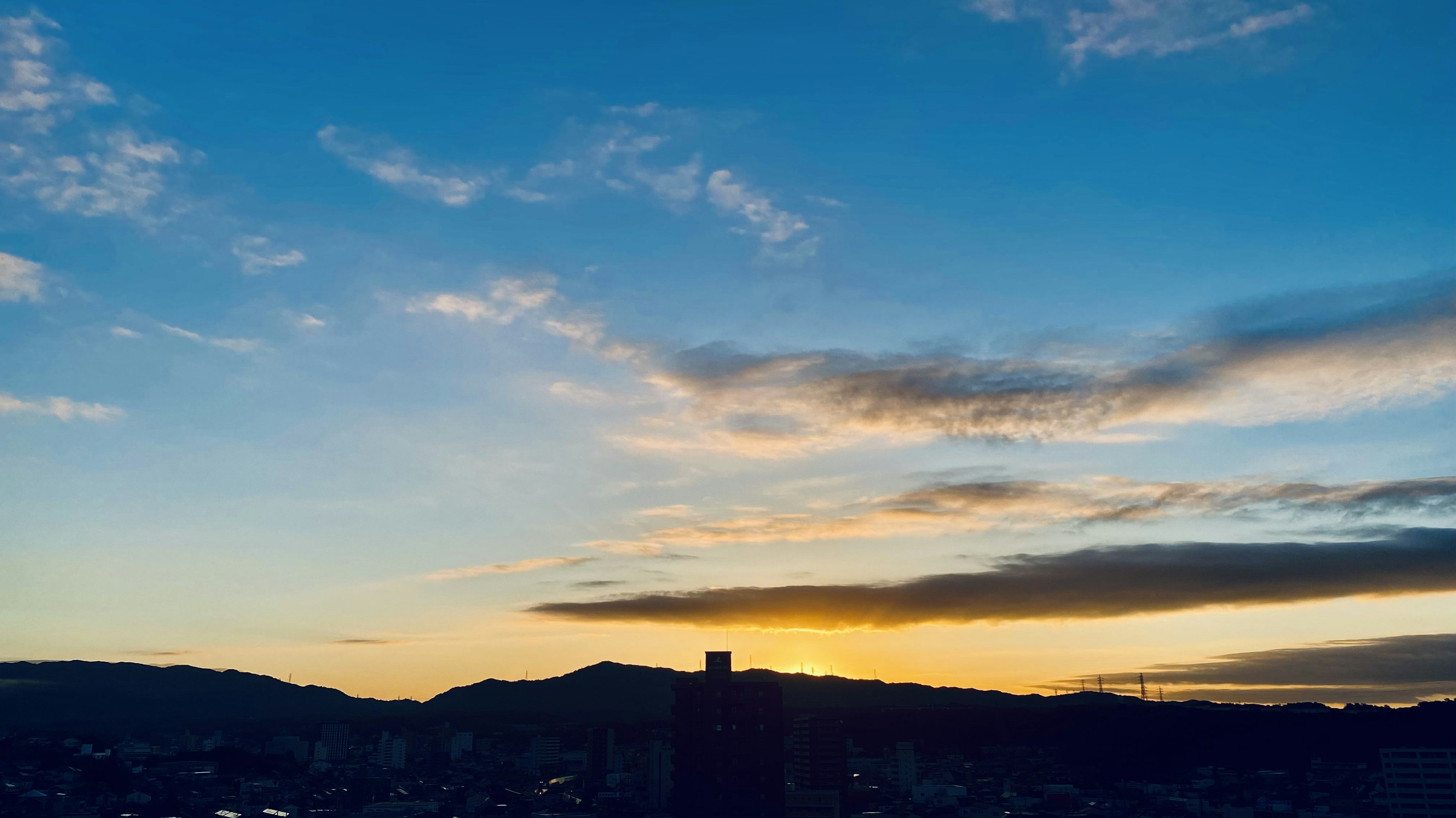 Hermoso cielo de atardecer con nubes y paisaje en silueta