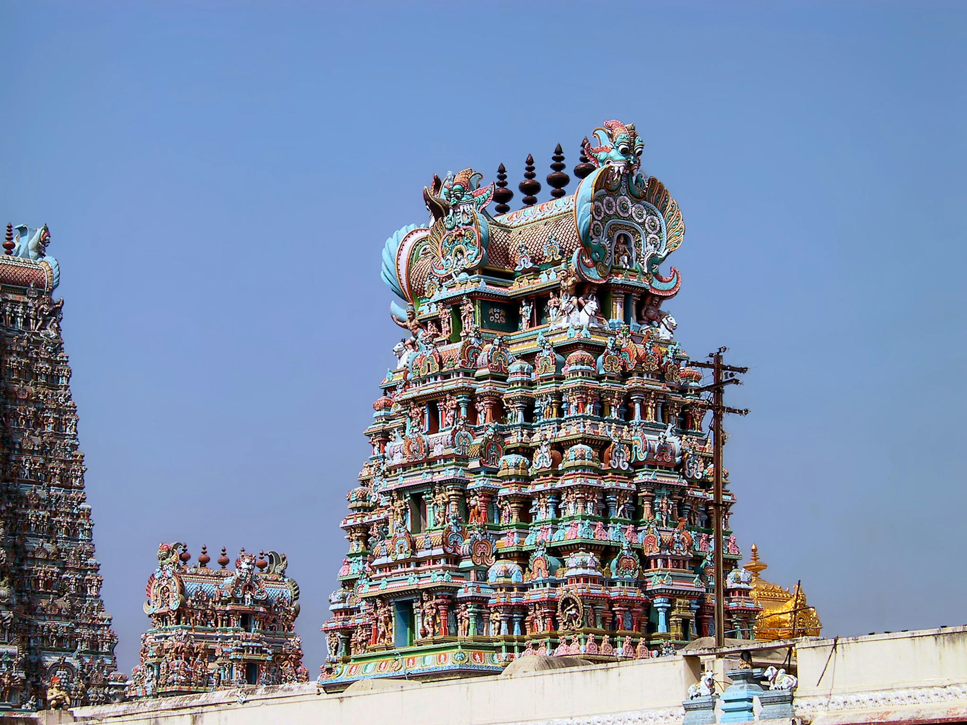 Tour de temple colorée s'élevant sous le ciel bleu