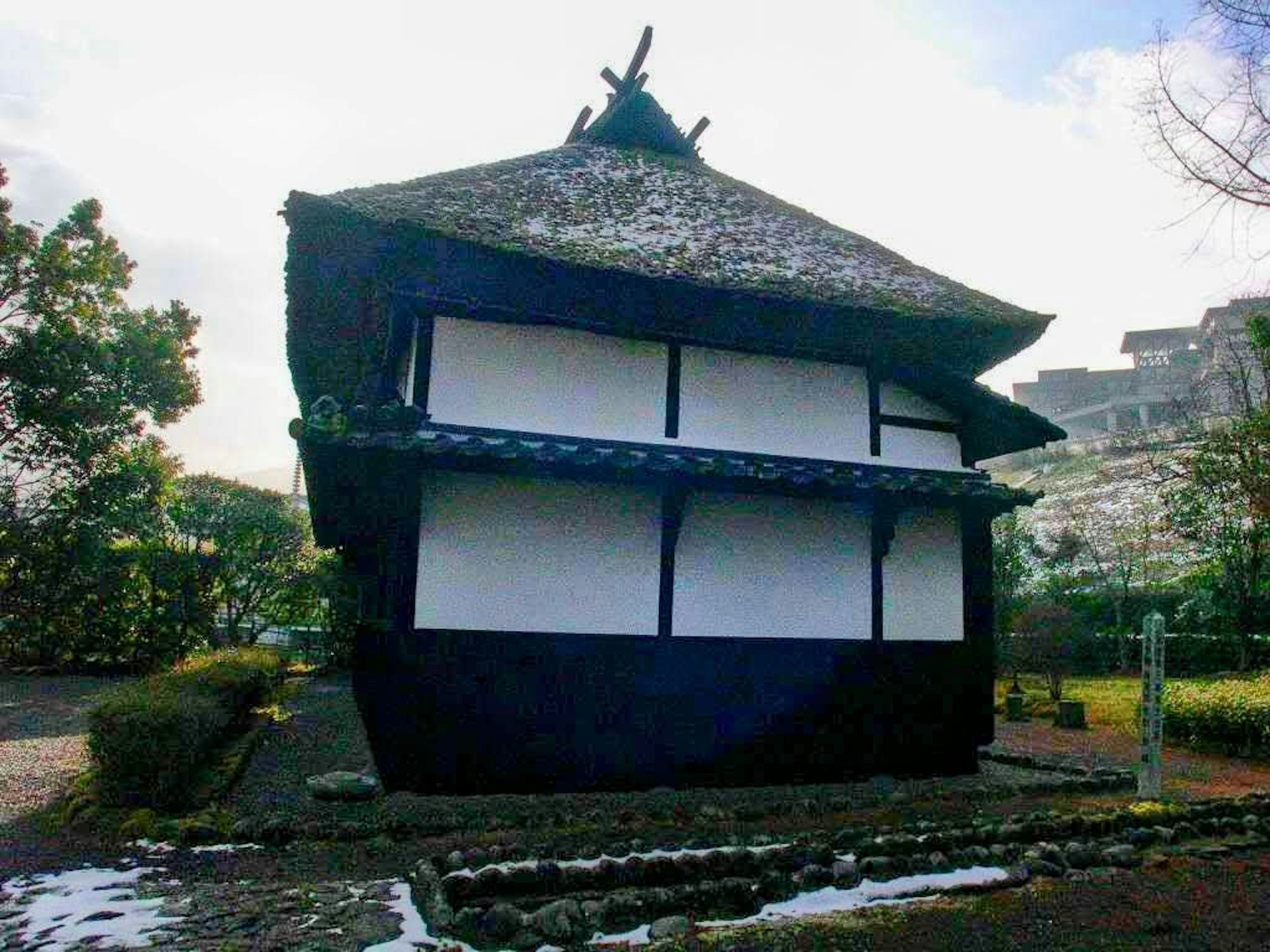 Traditionelles japanisches Gebäude mit weißen Wänden und schwarzem Holzrahmen