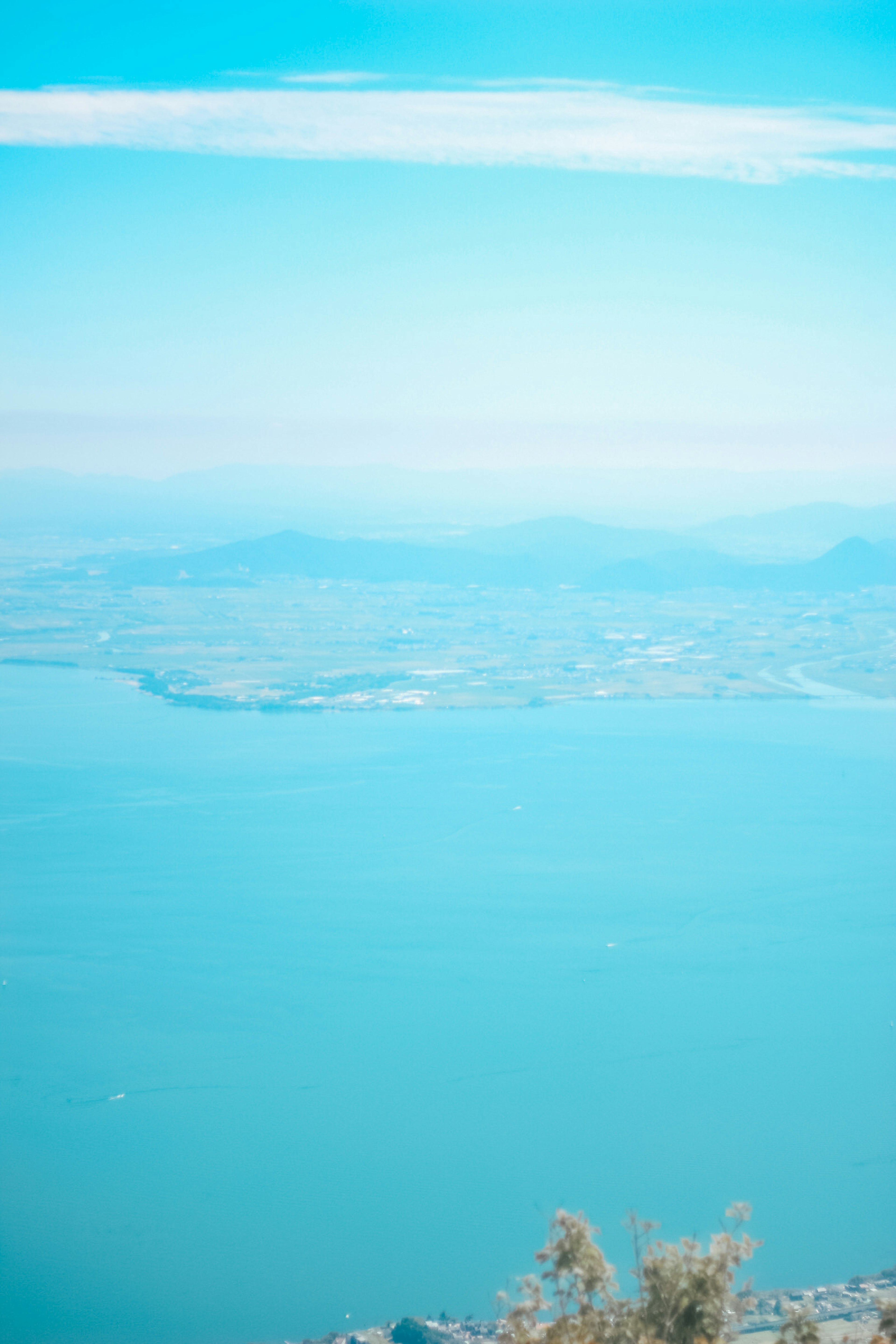 青い海と空の景色を背景にした山の頂上からの眺め