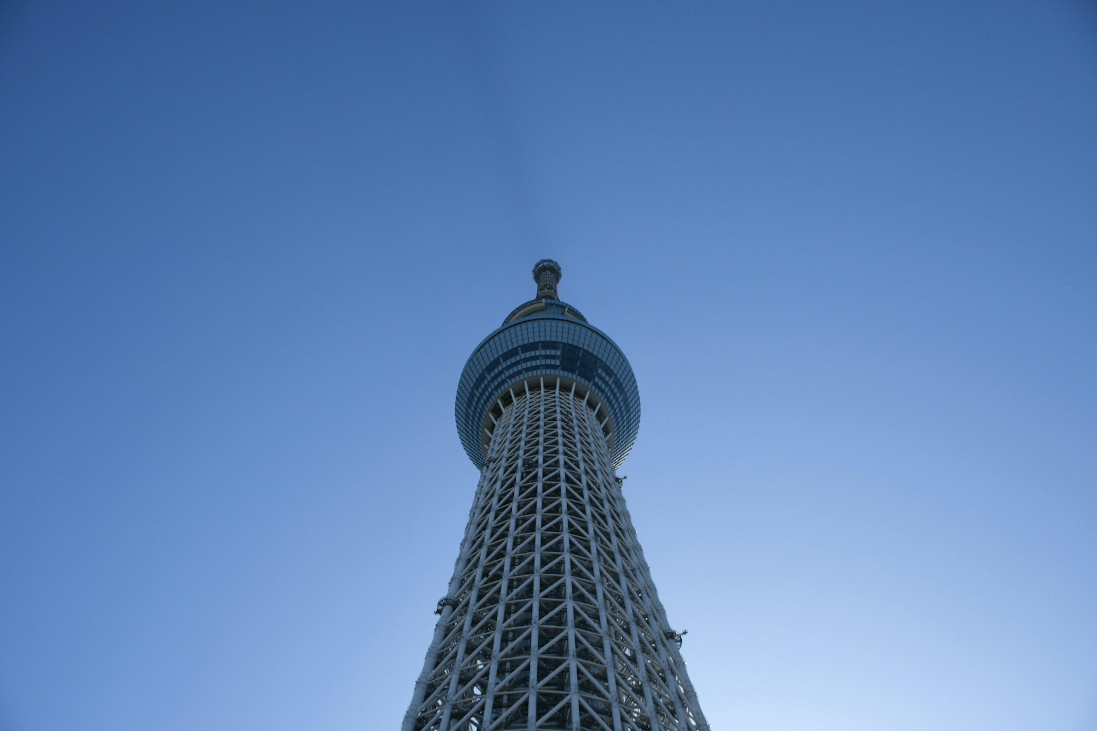 Góc nhìn từ dưới lên Tokyo Skytree trên nền trời xanh trong