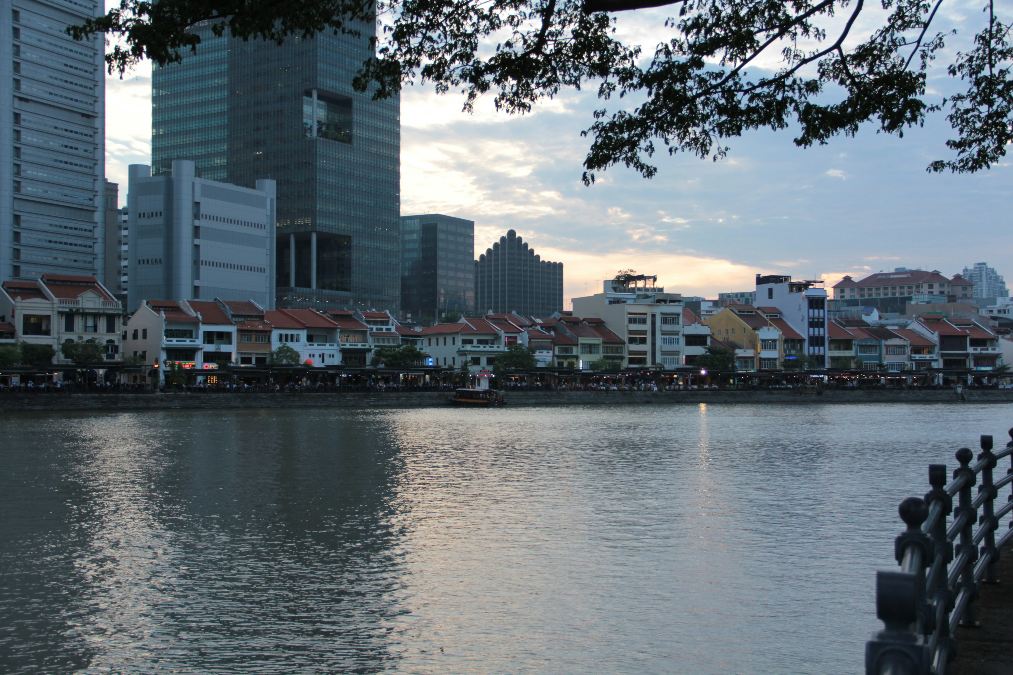 Vista del río con rascacielos modernos y edificios coloridos reflejados en el agua