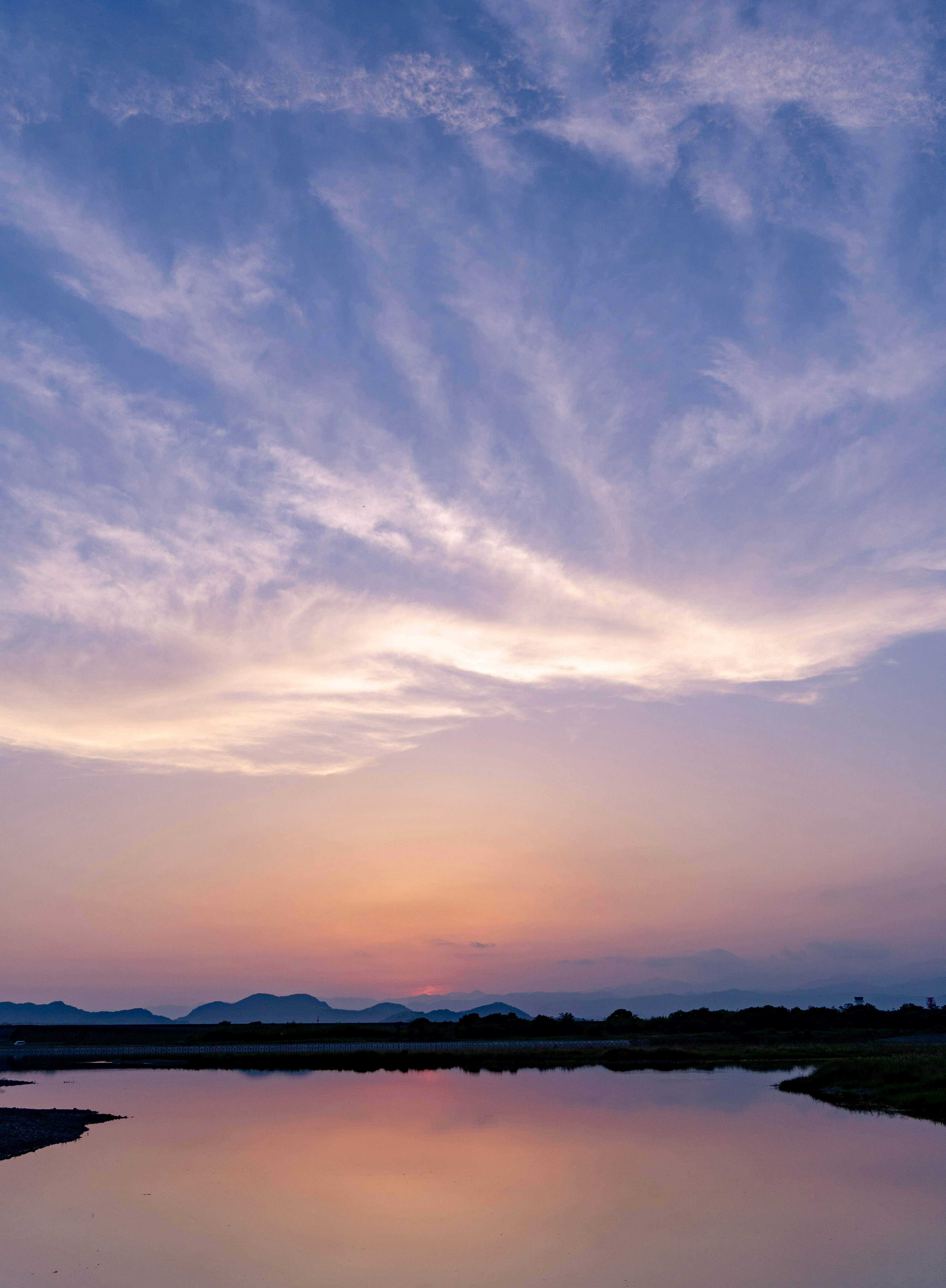 美麗的日落和寧靜的湖泊風景