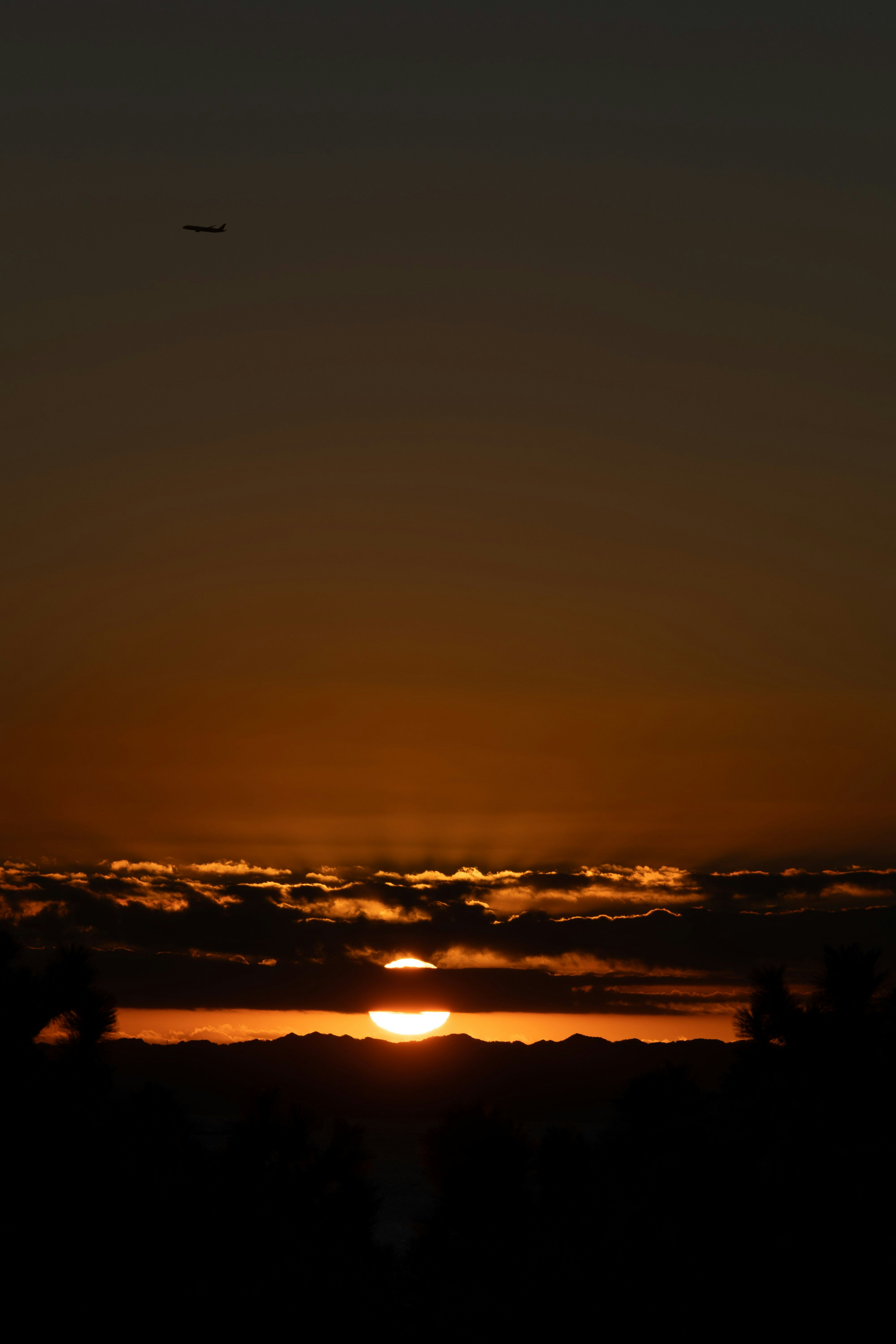 夕日が雲の上に沈む美しい風景