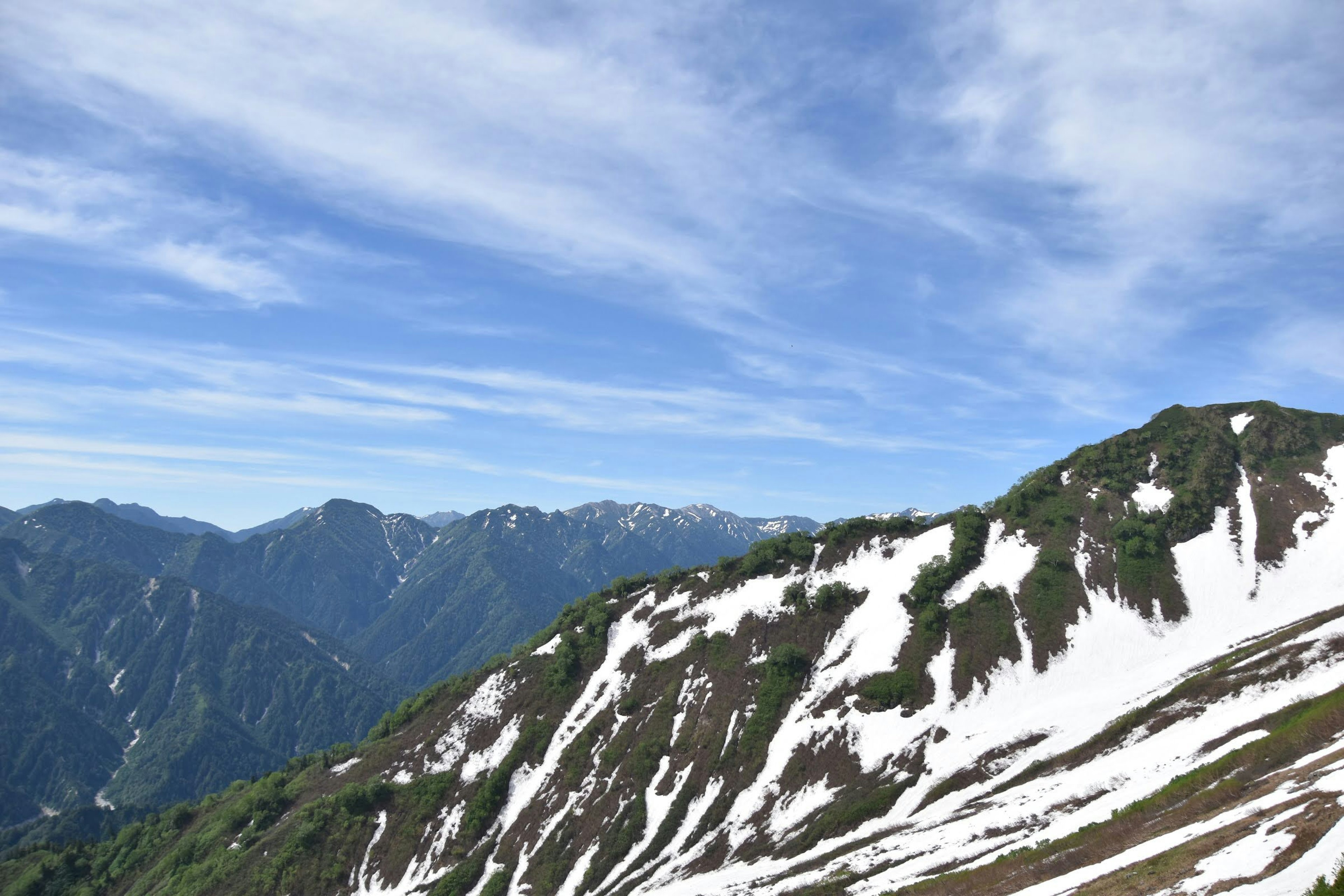 雪をかぶった山々と青空の風景