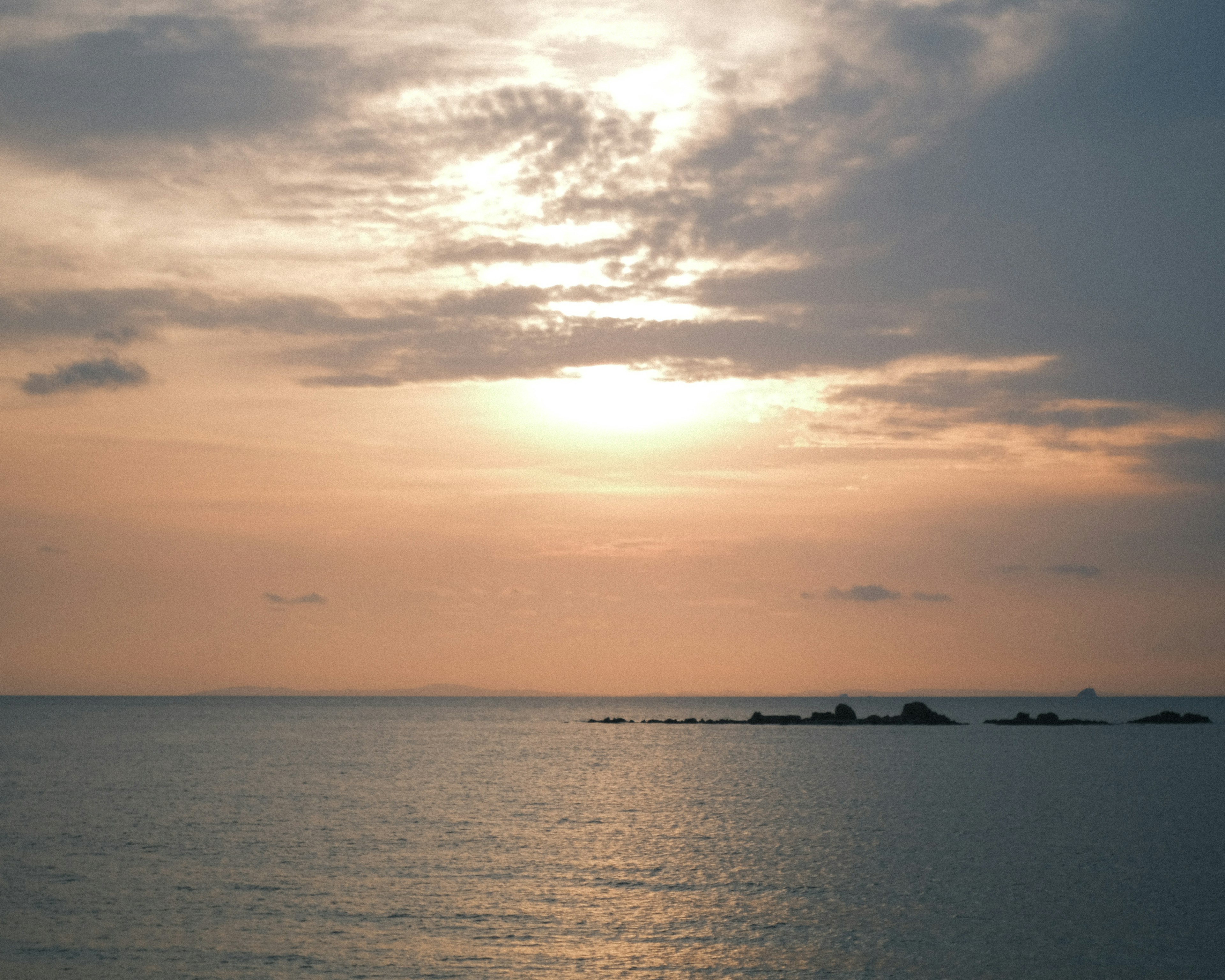 宁静的海洋和日落天空的景色