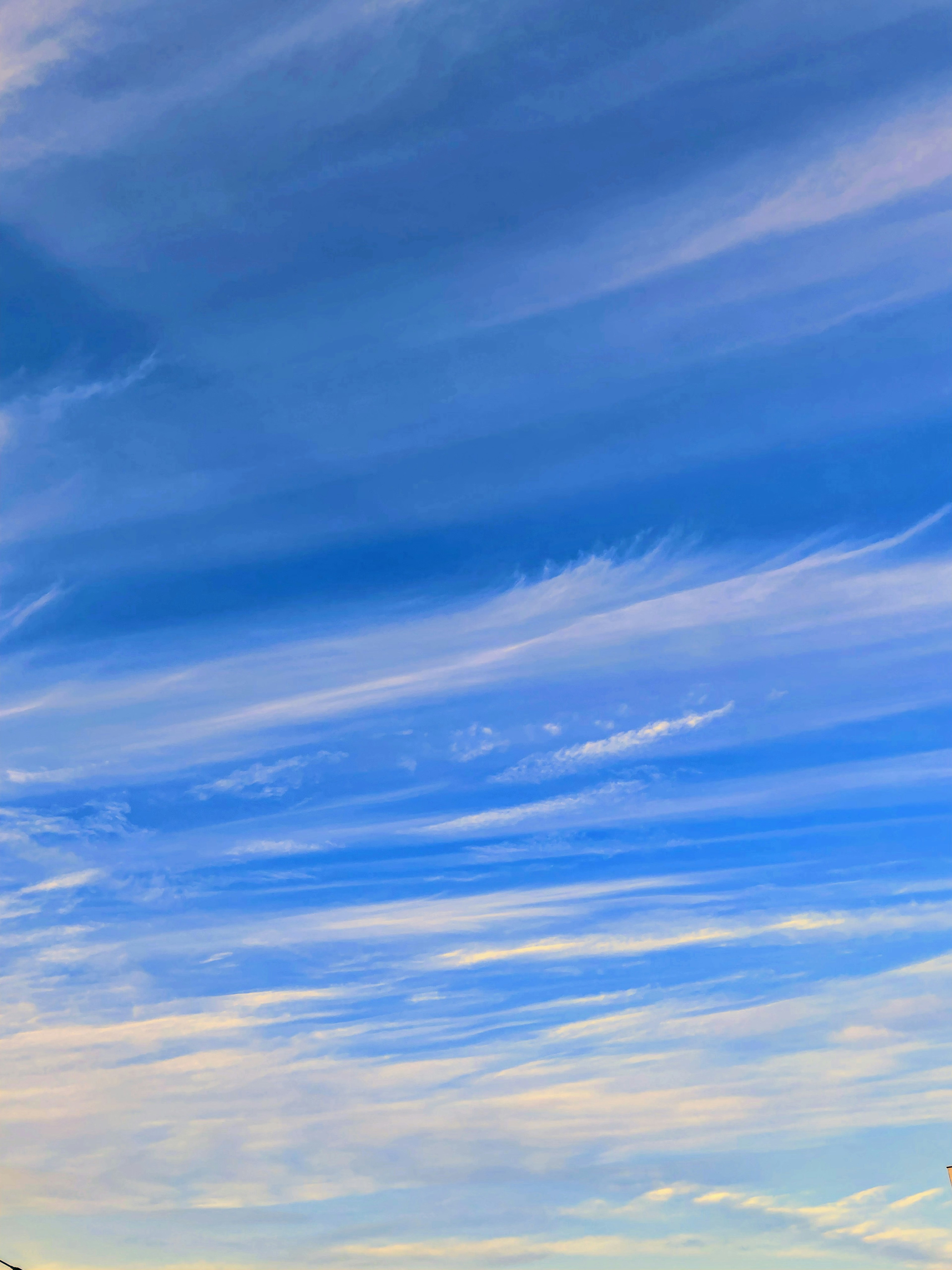 Blauer Himmel mit zarten weißen Wolken