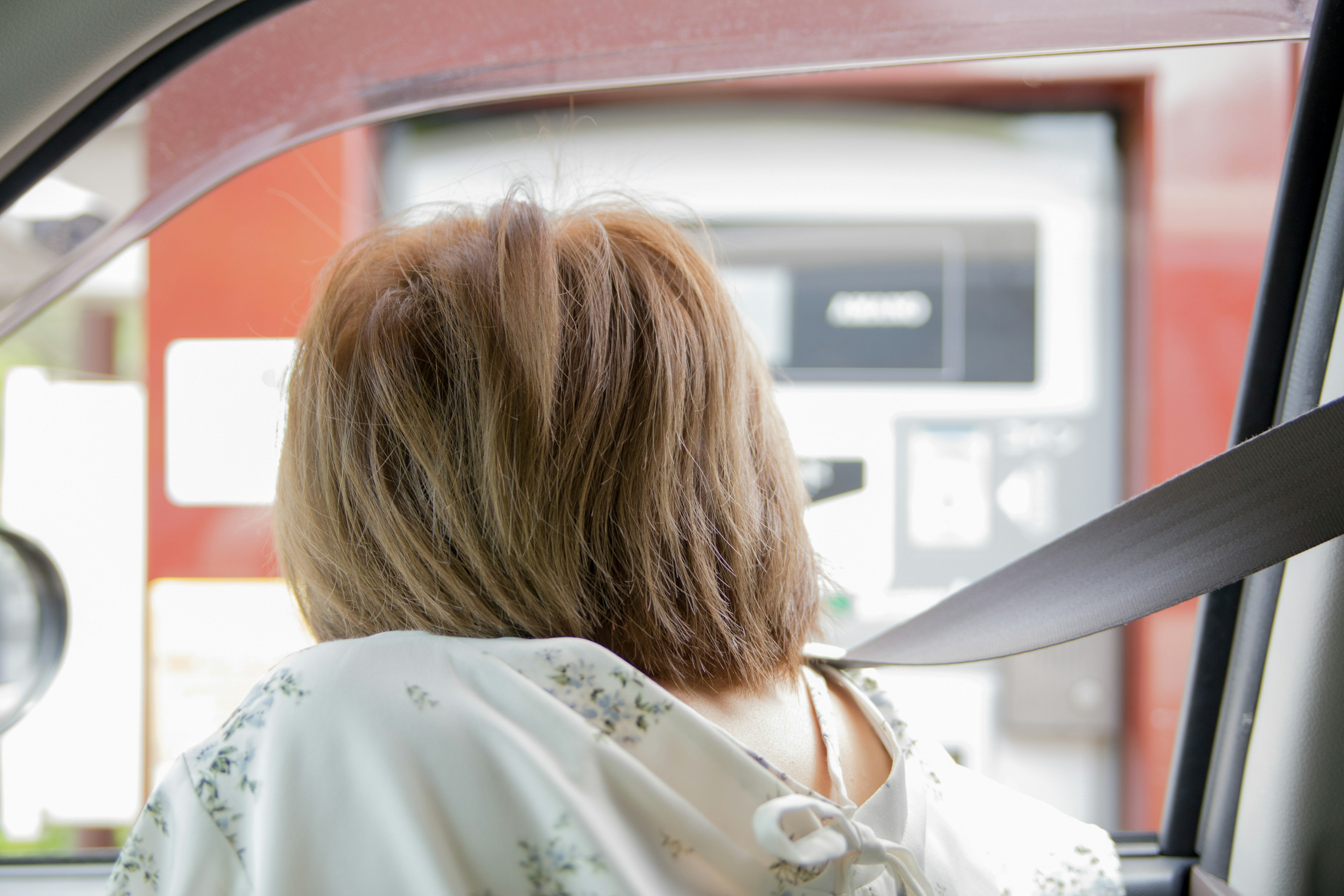 女人的背影在車窗外看，系著安全帶