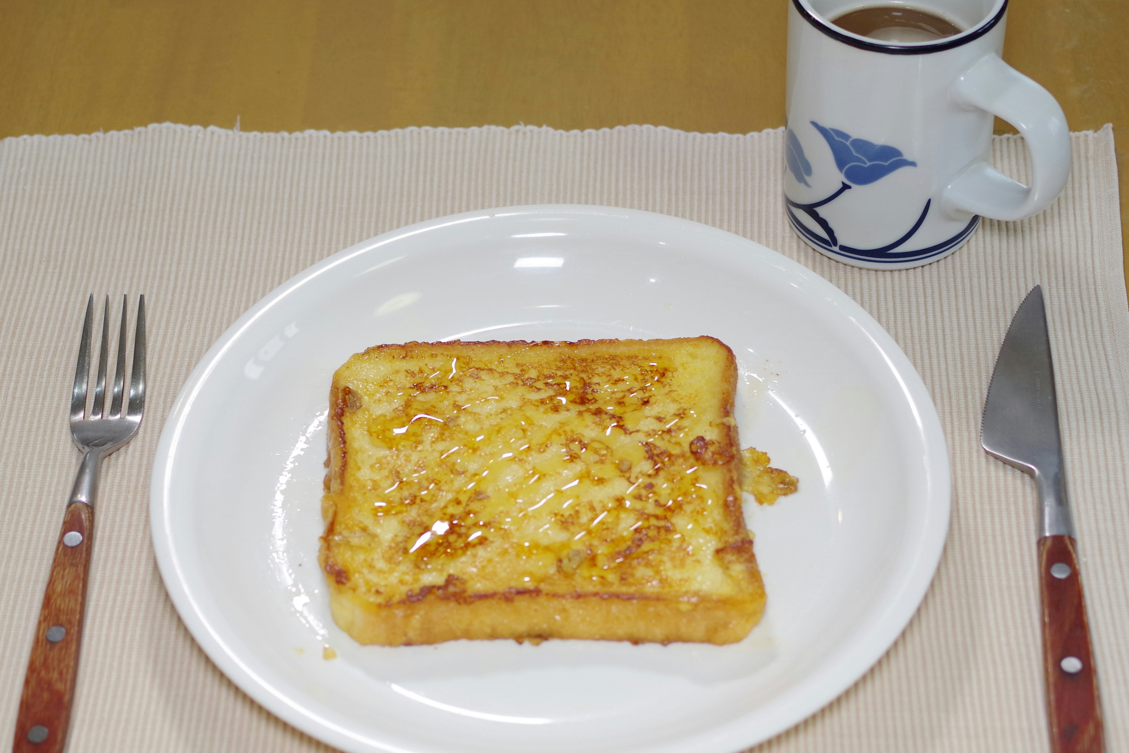 早餐包括法式吐司和一杯咖啡