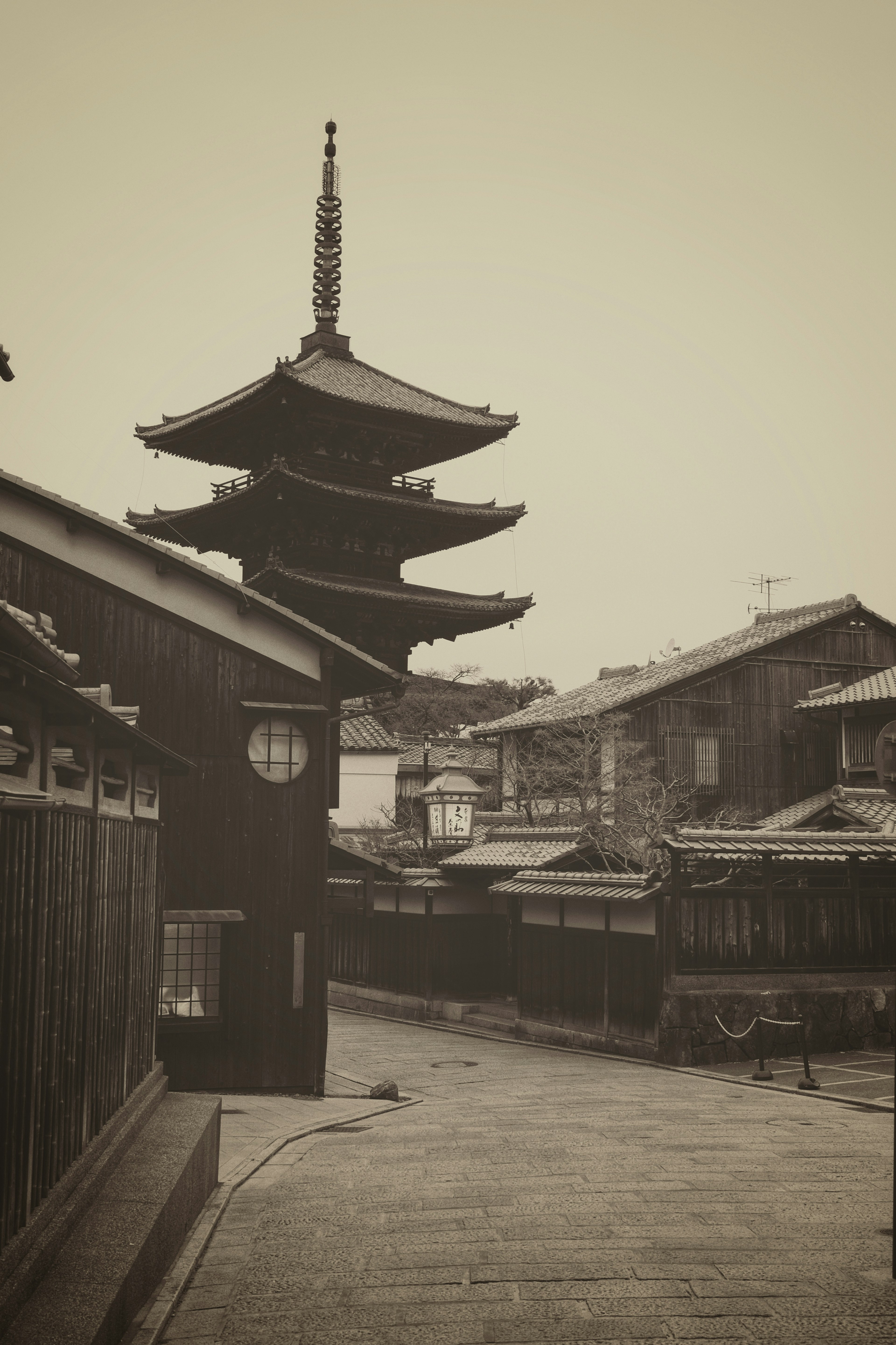 Pagoda de cinco pisos en una calle rodeada de edificios de madera tradicionales