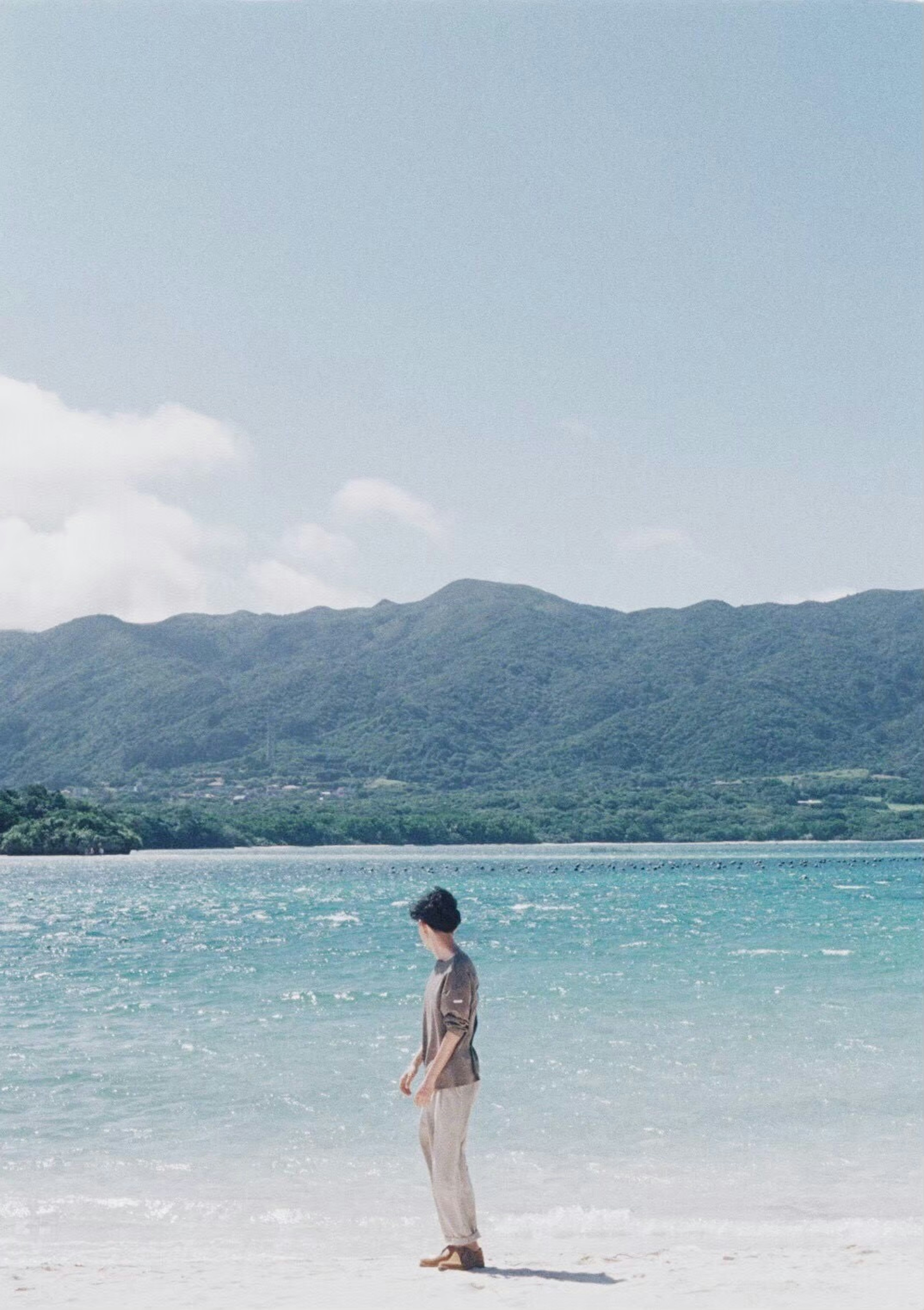 海岸に立つ人と青い海の風景