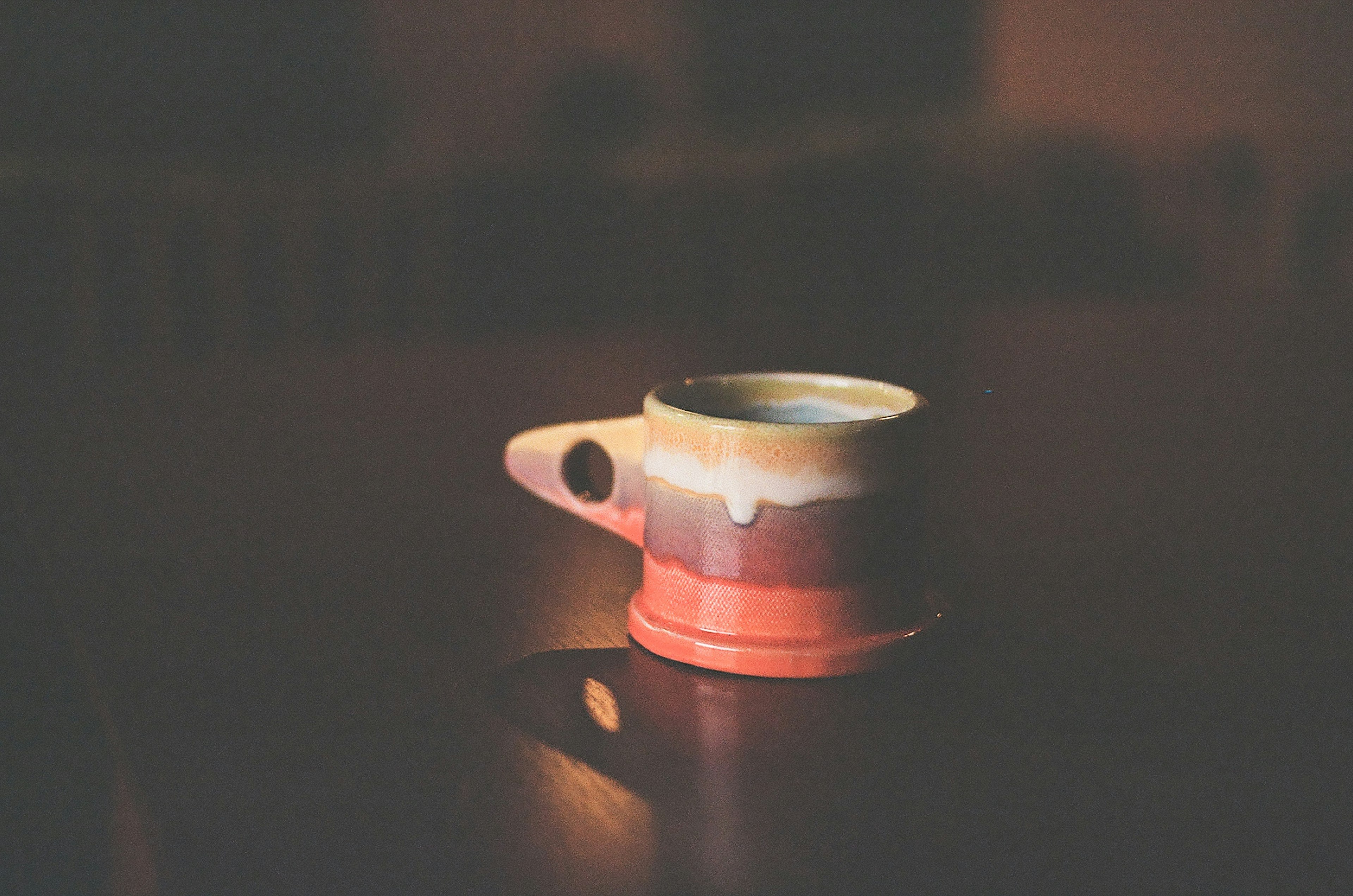 Tasse colorée posée sur une table