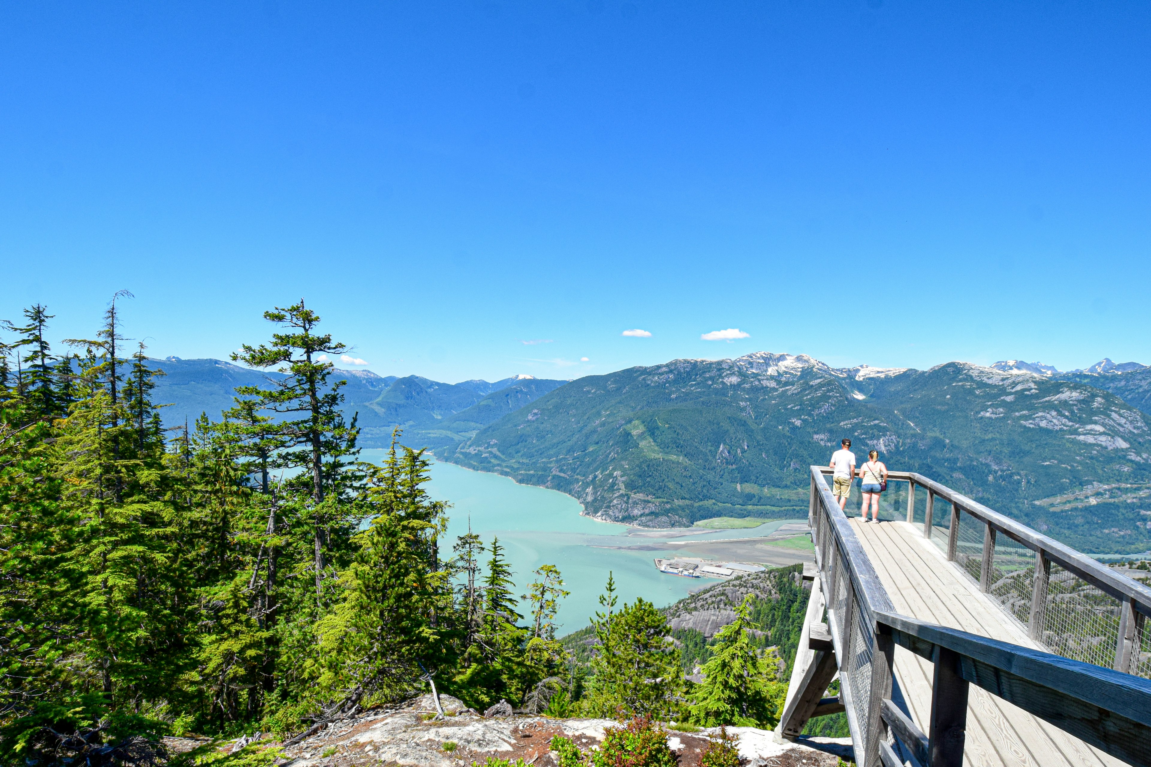 Aussichtspunkt mit Blick auf üppige Berge und einen blauen Fluss