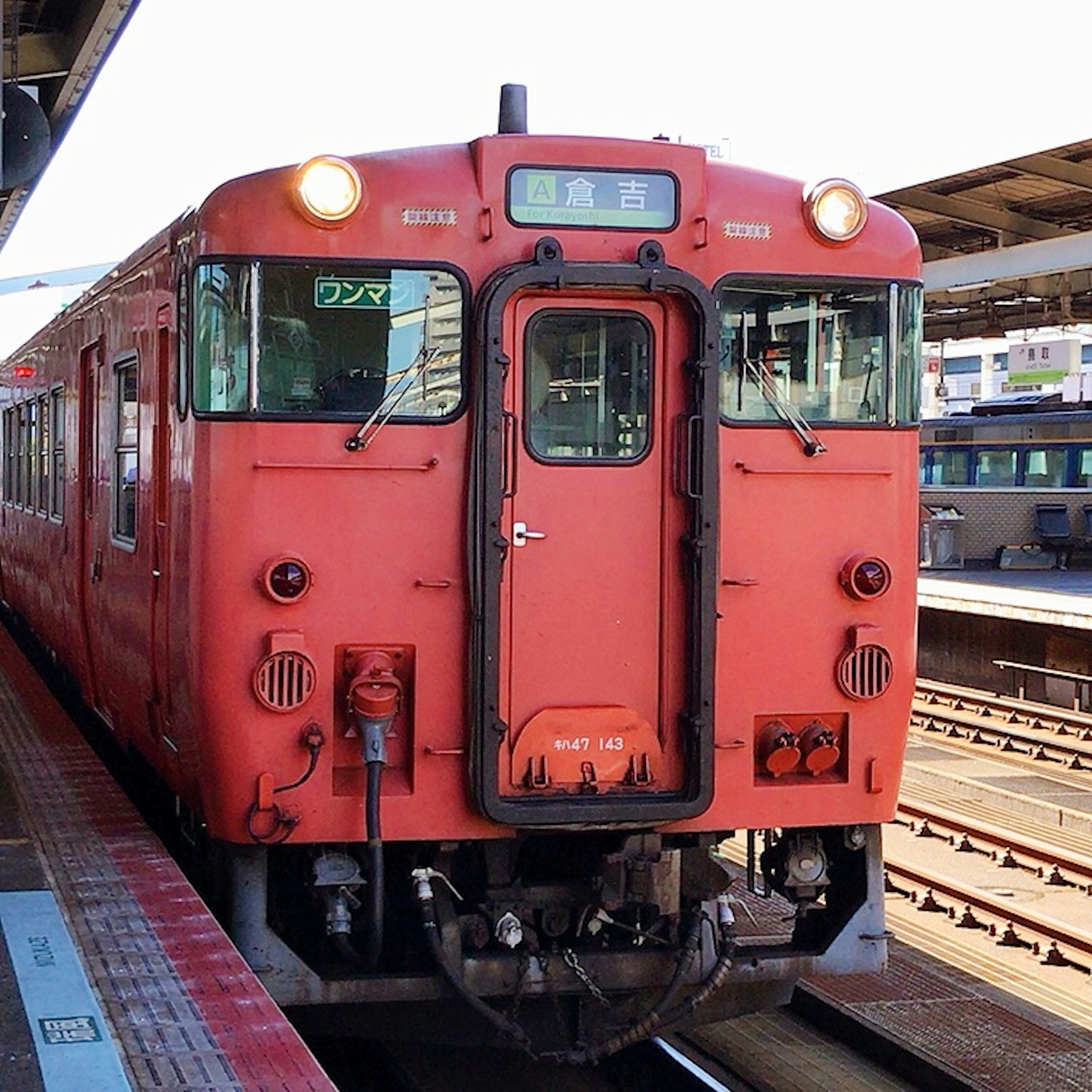 Roter Zug hält am Bahnhof