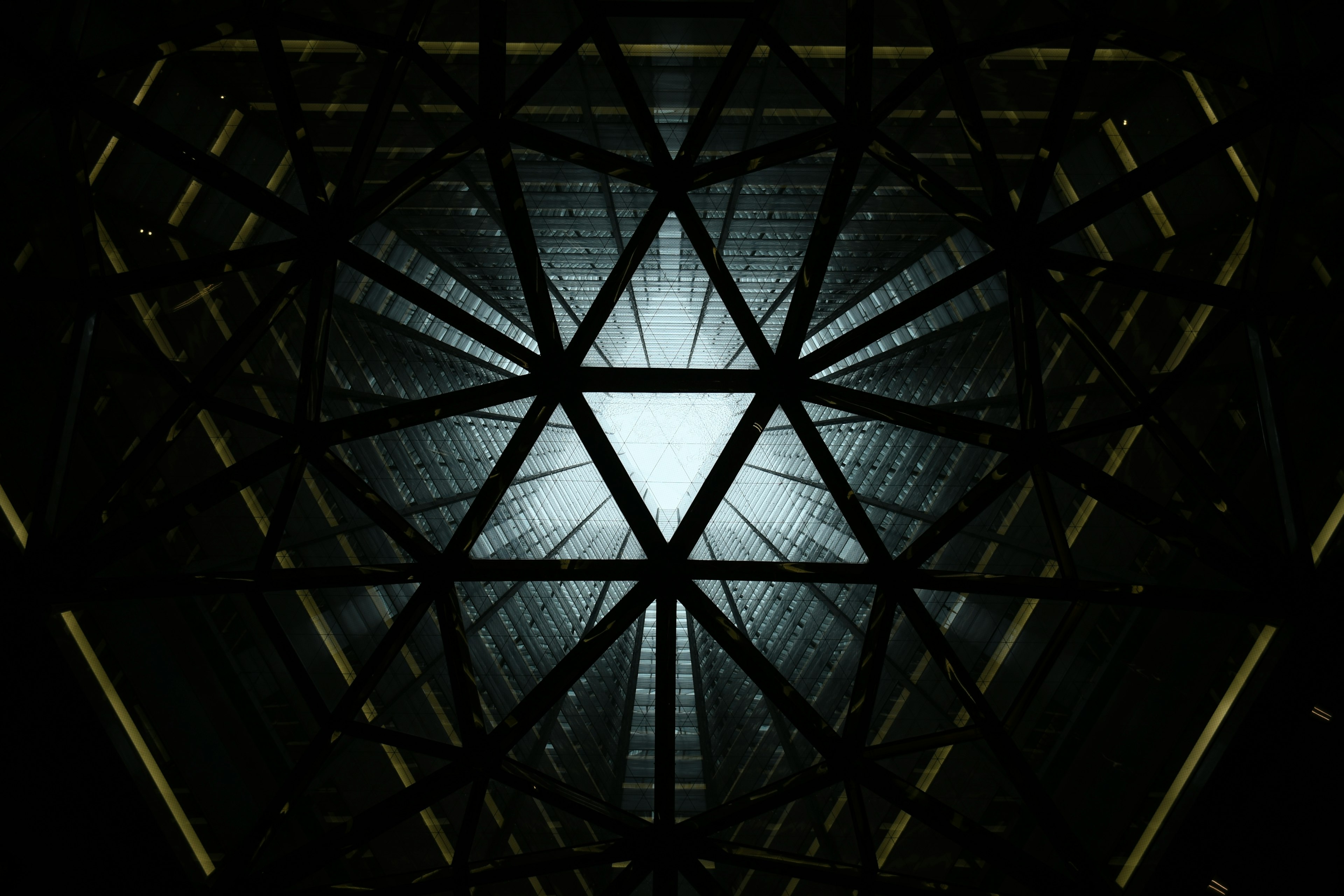 Structure triangulaire illuminée vue de dessous