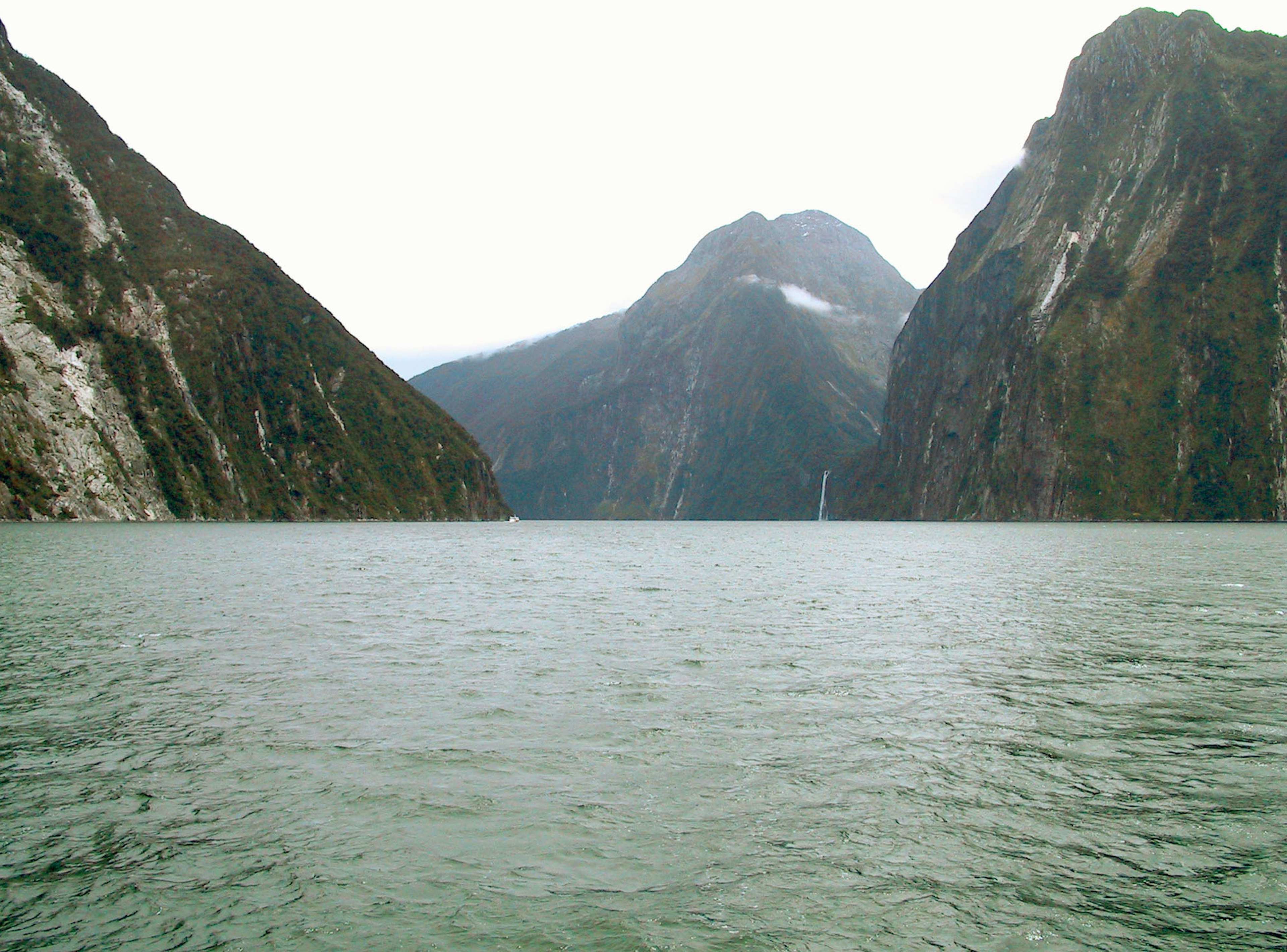 雄伟的峡湾景观，山脉与平静的水面