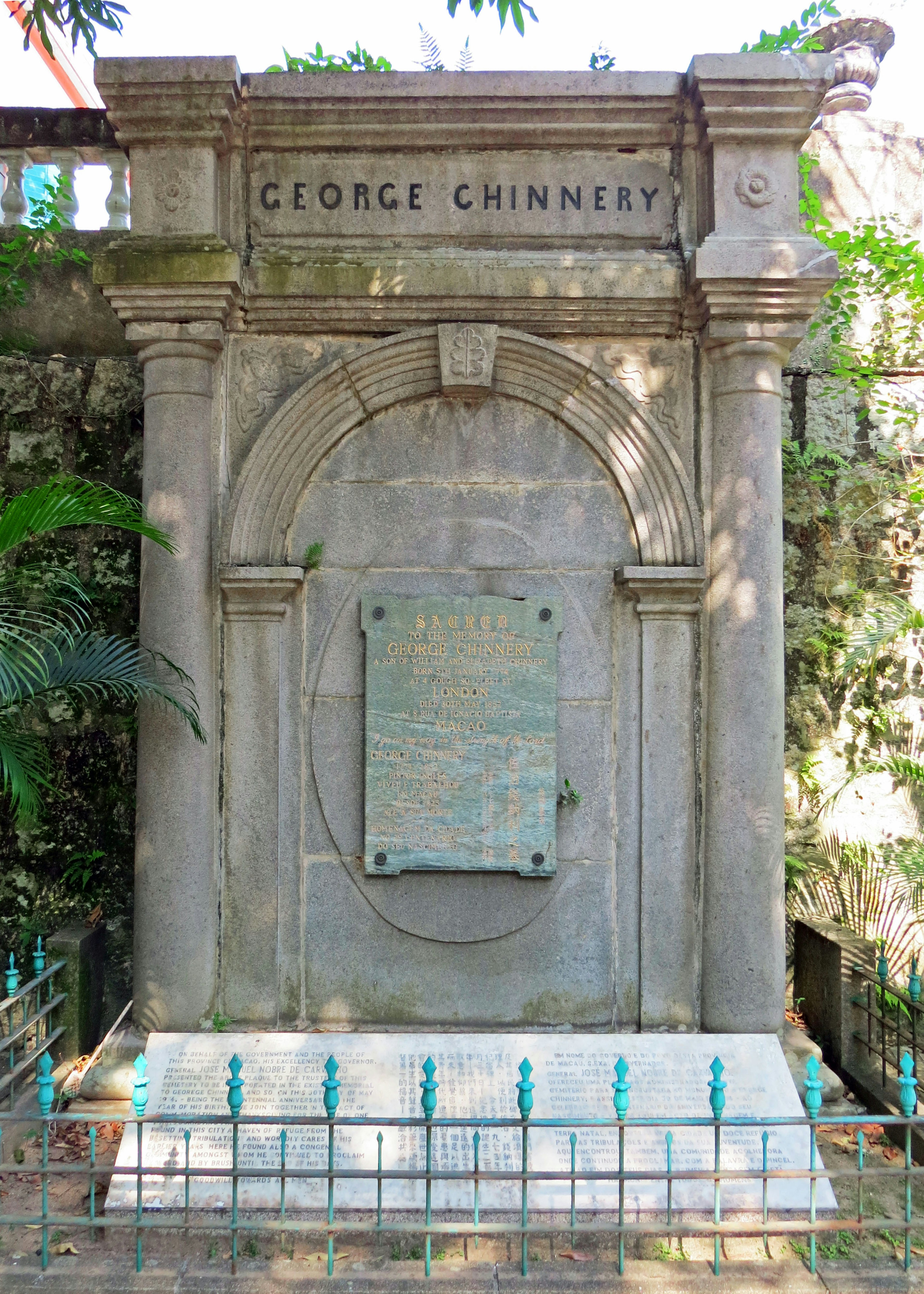 Mémorial de George Chinnery entouré de verdure