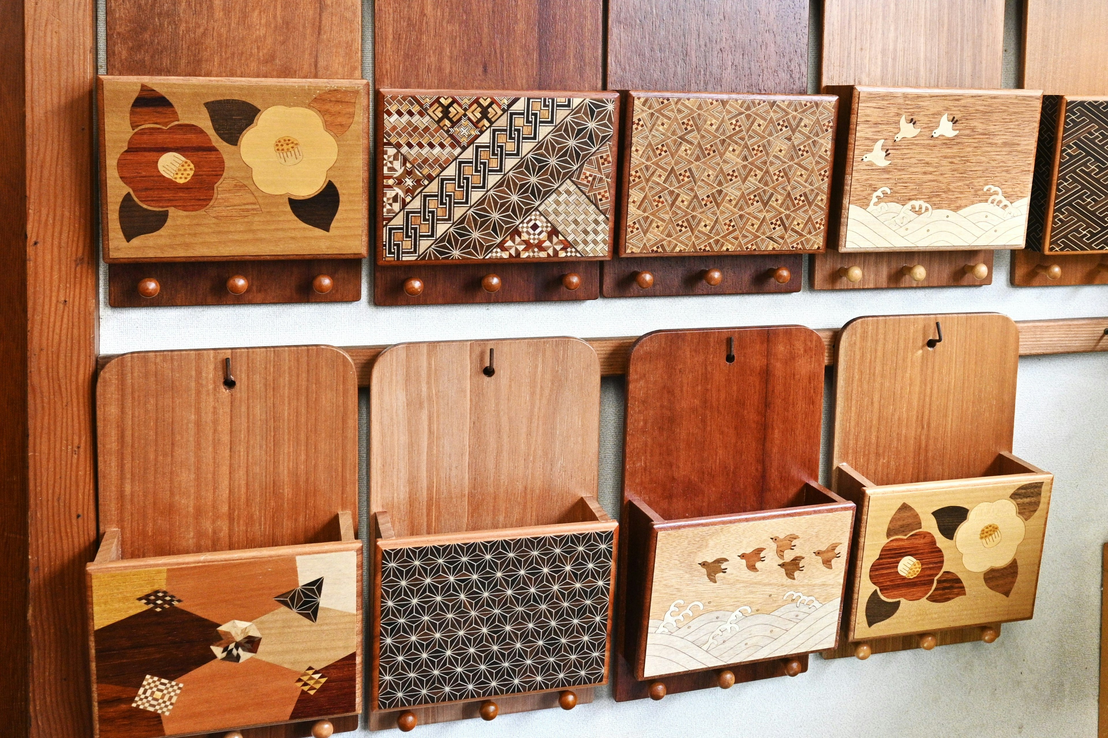 Cajas de almacenamiento de madera montadas en una pared con varios patrones y colores