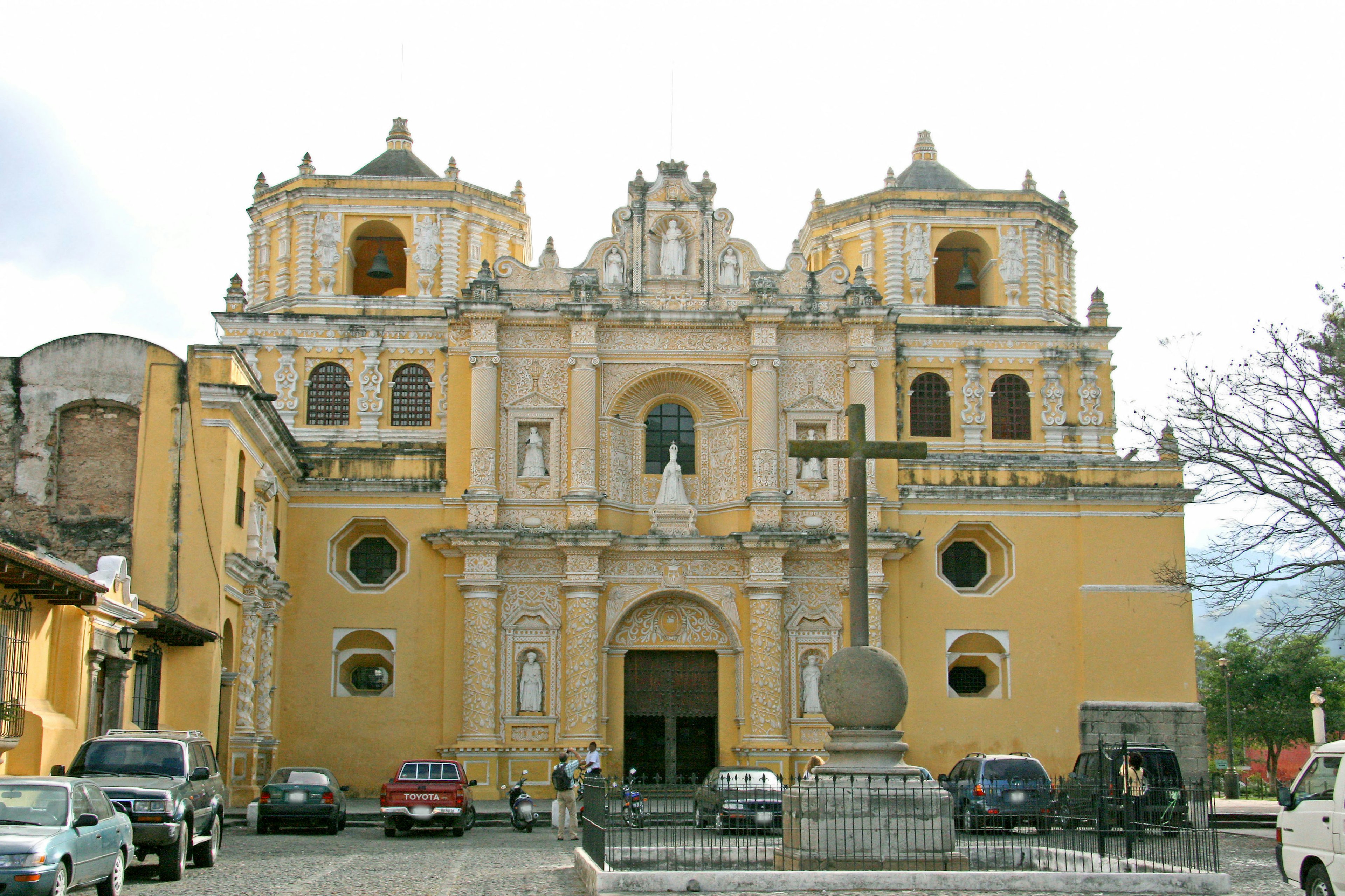 Gereja San Francisco dengan fasad kuning dan arsitektur bersejarah