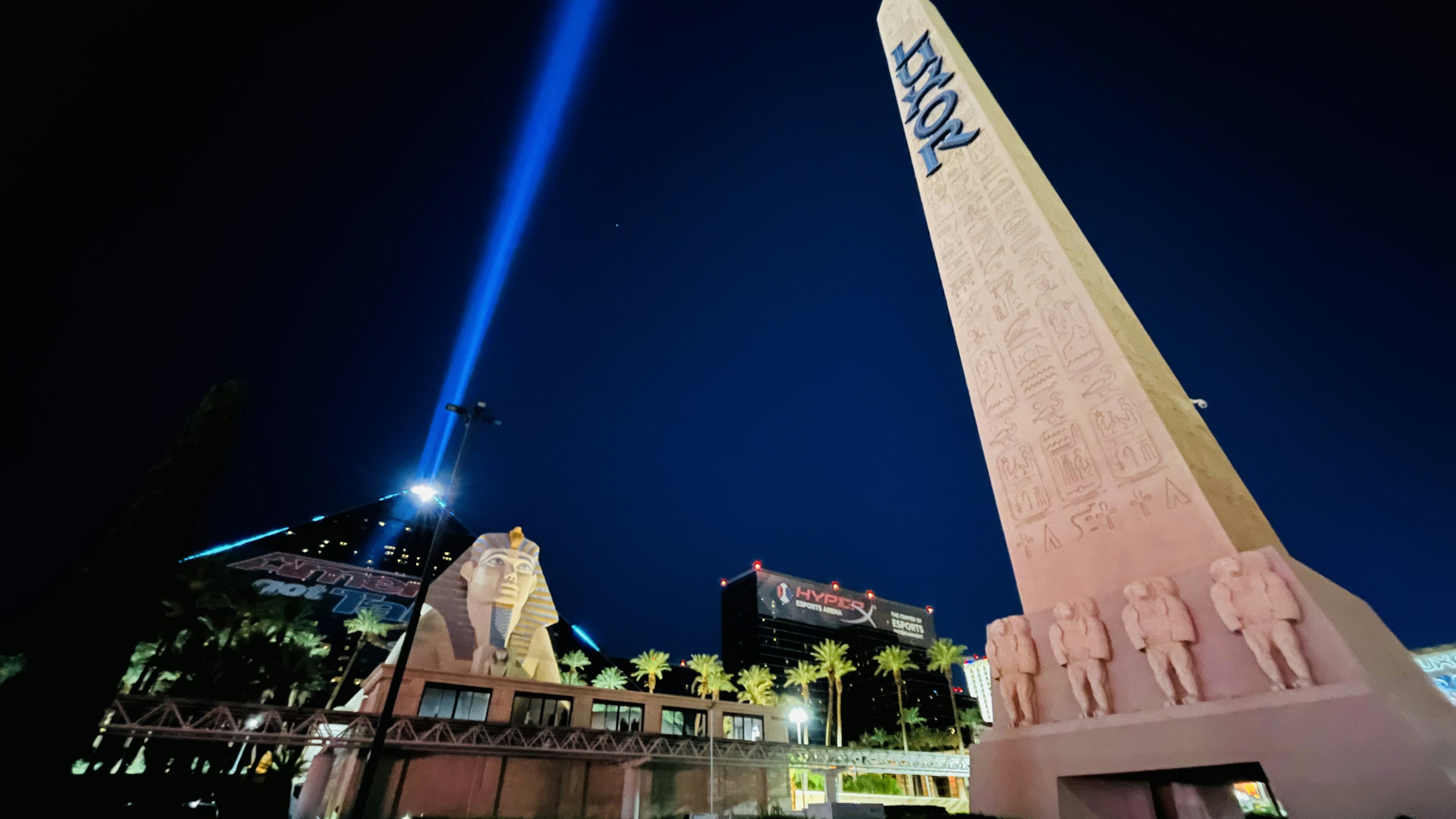 夜のラスベガスの光るオベリスクと背景の建物