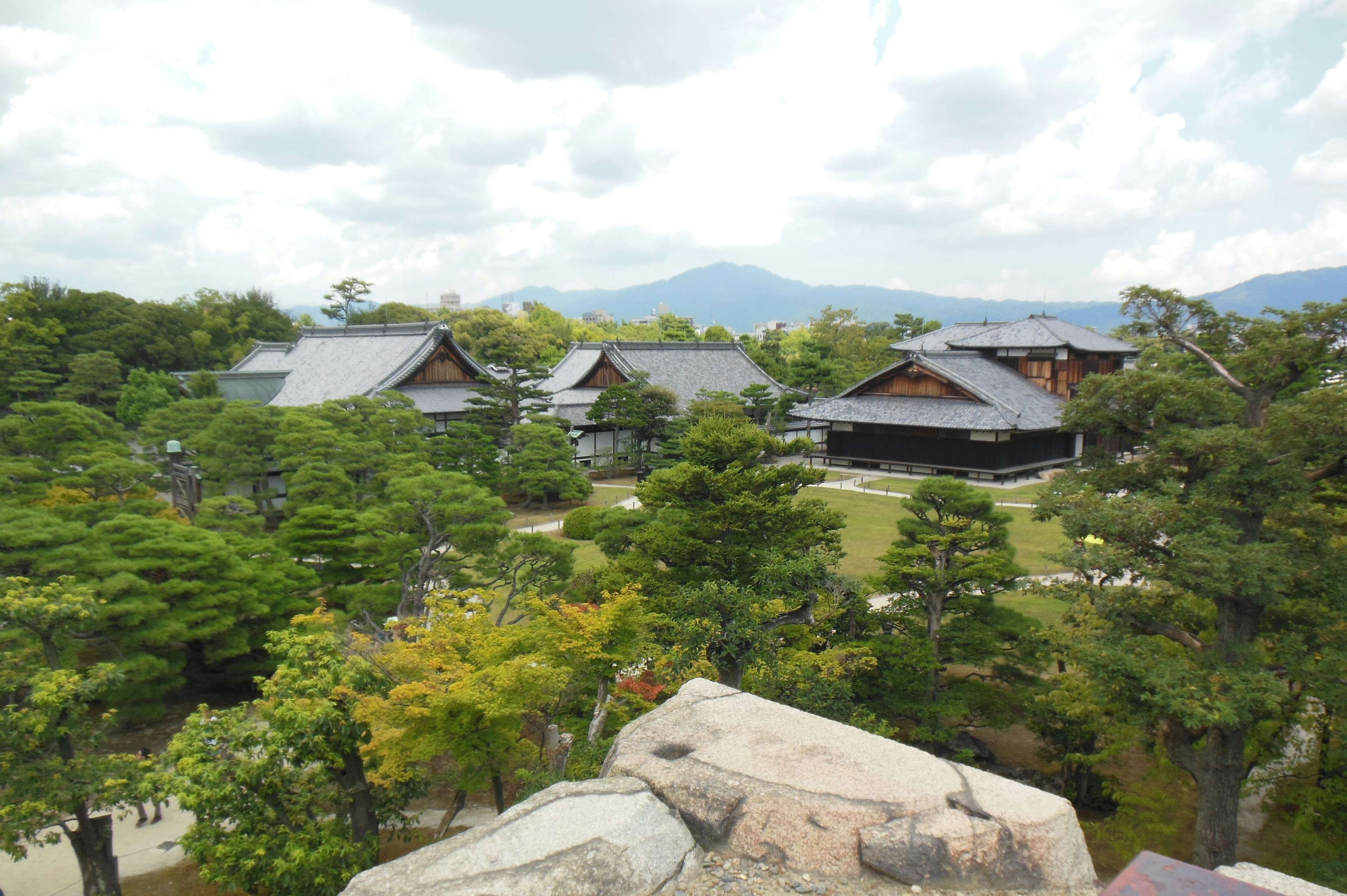 Bâtiments japonais traditionnels entourés de jardins et de montagnes