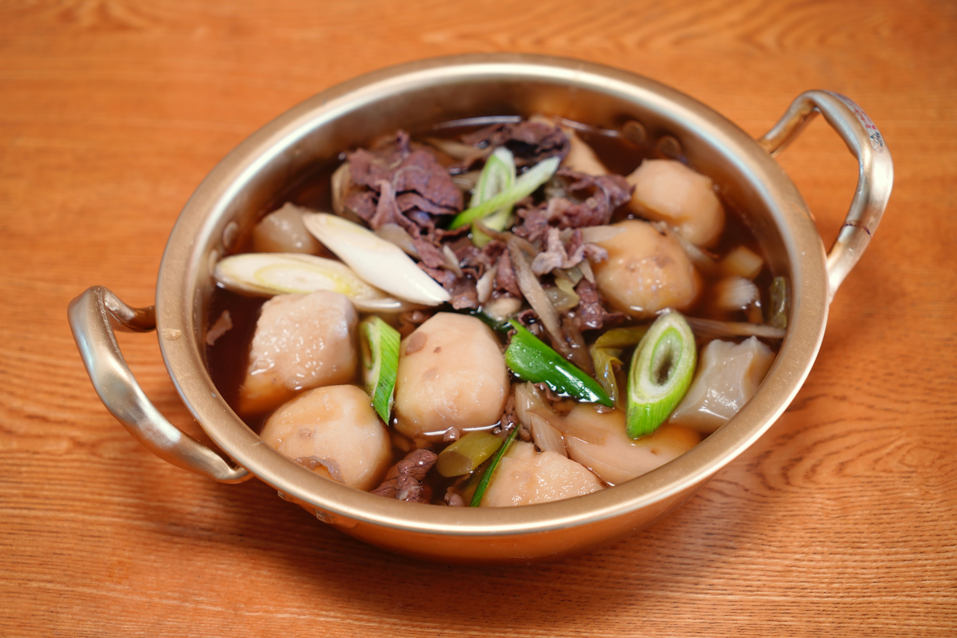 Panci berisi bakso daging dan sup sayuran