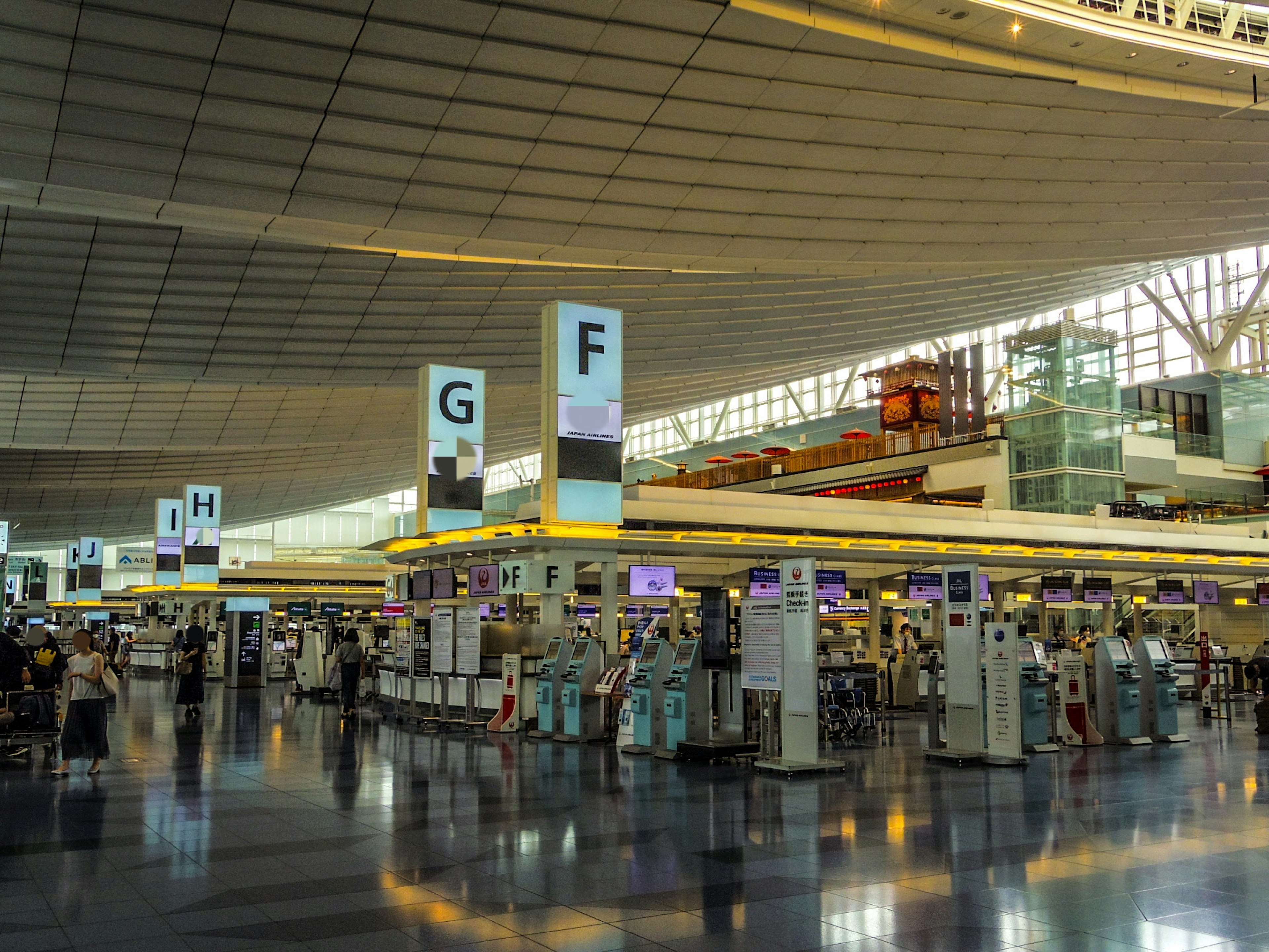 Interior bandara dengan meja check-in dan area tunggu yang luas