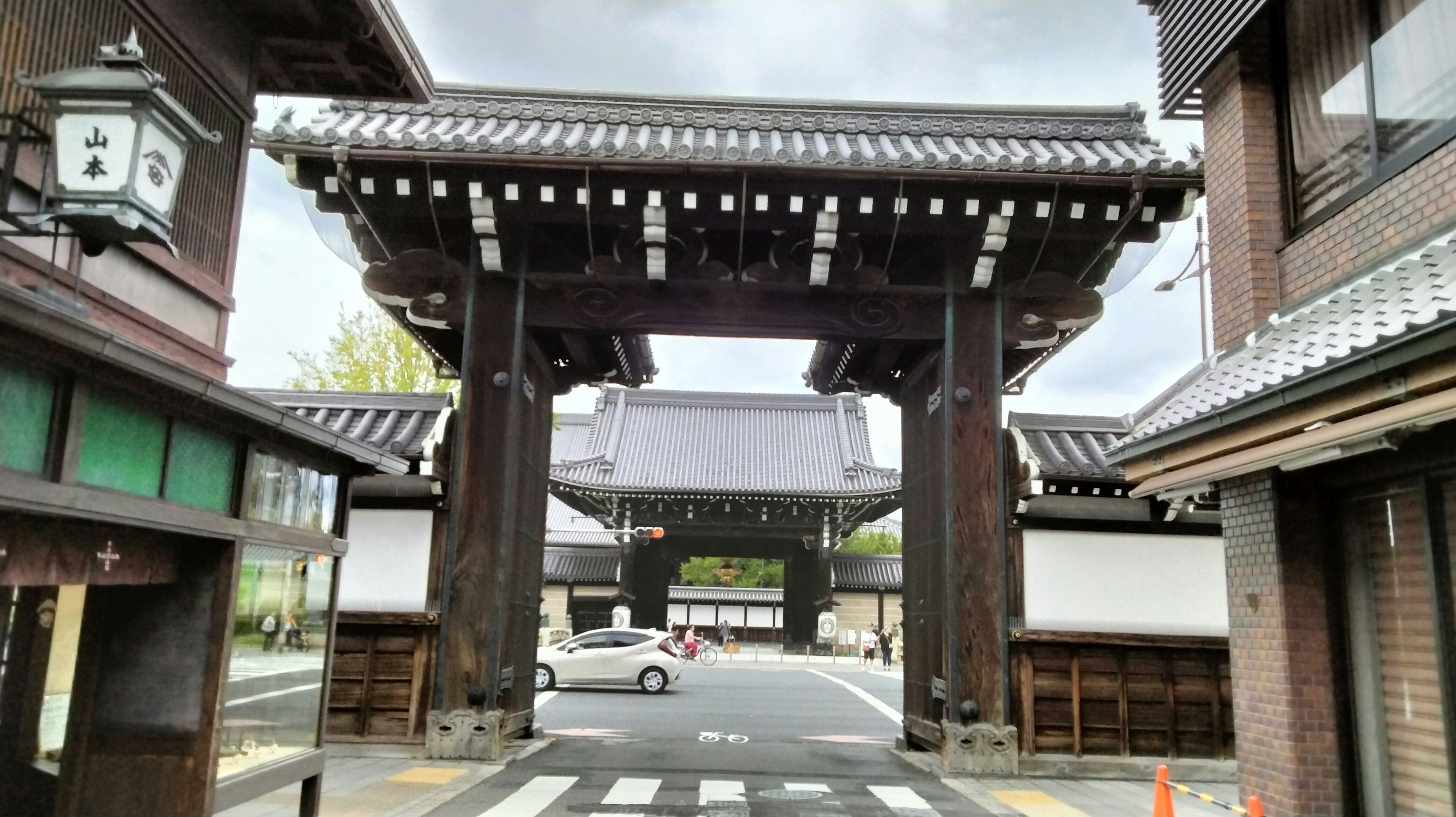 Porte japonaise traditionnelle avec des bâtiments environnants visibles