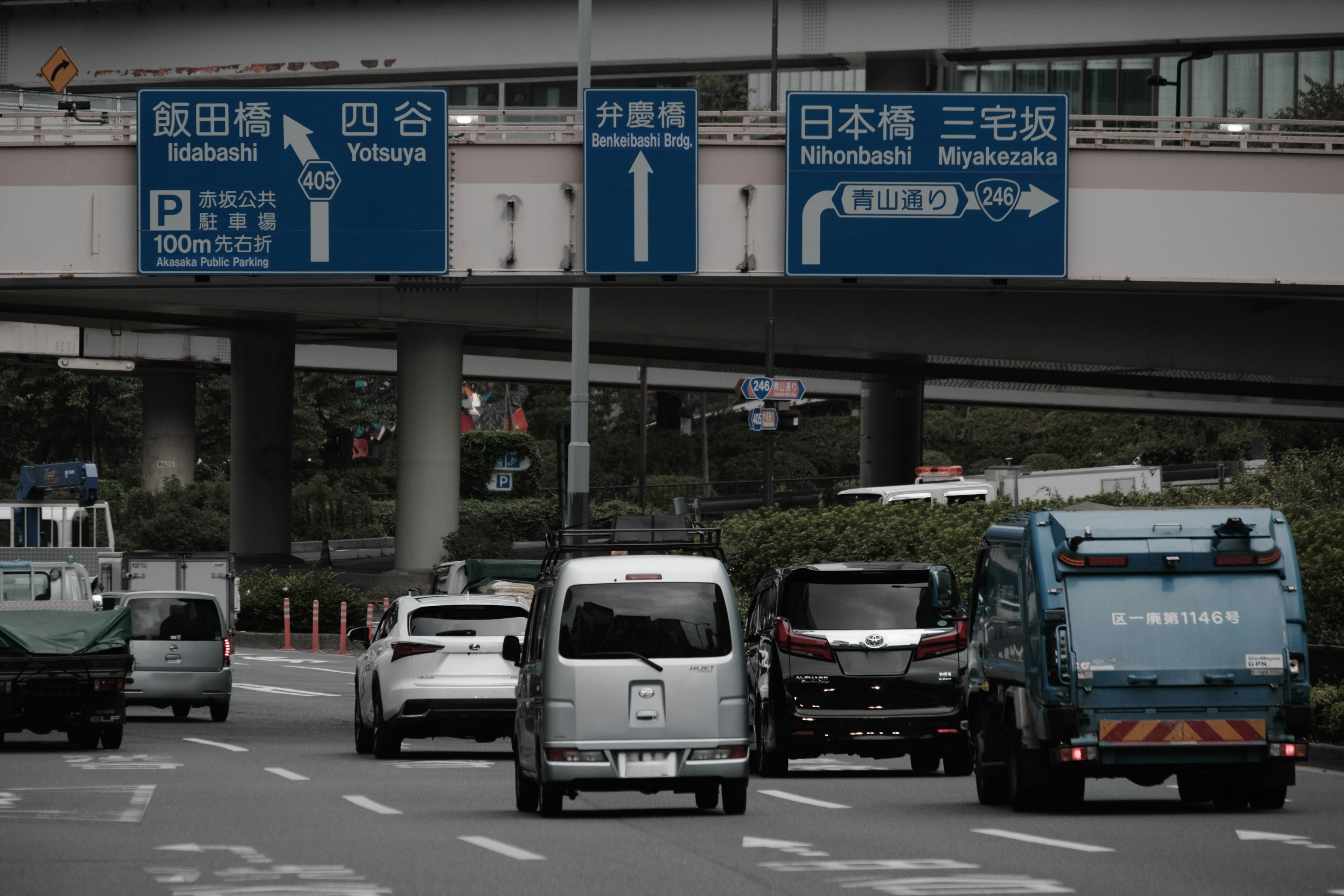 Strada urbana con segnali stradali e veicoli