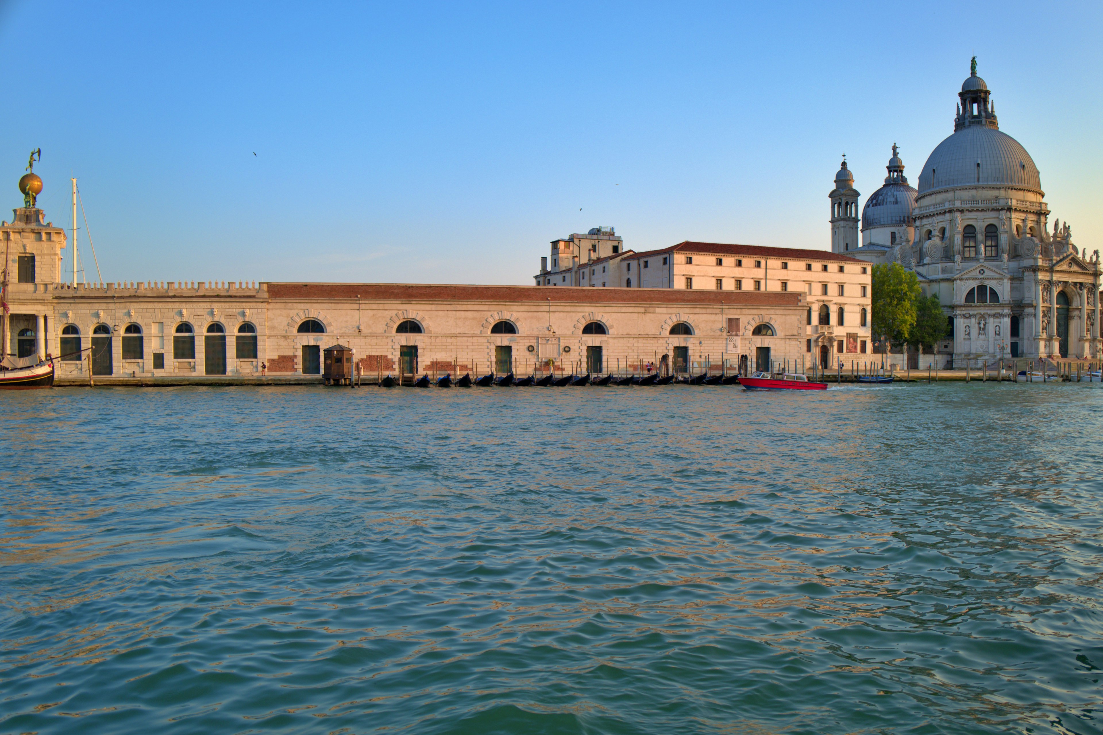 Vista escénica de edificios históricos y una gran cúpula a lo largo del agua en Venecia