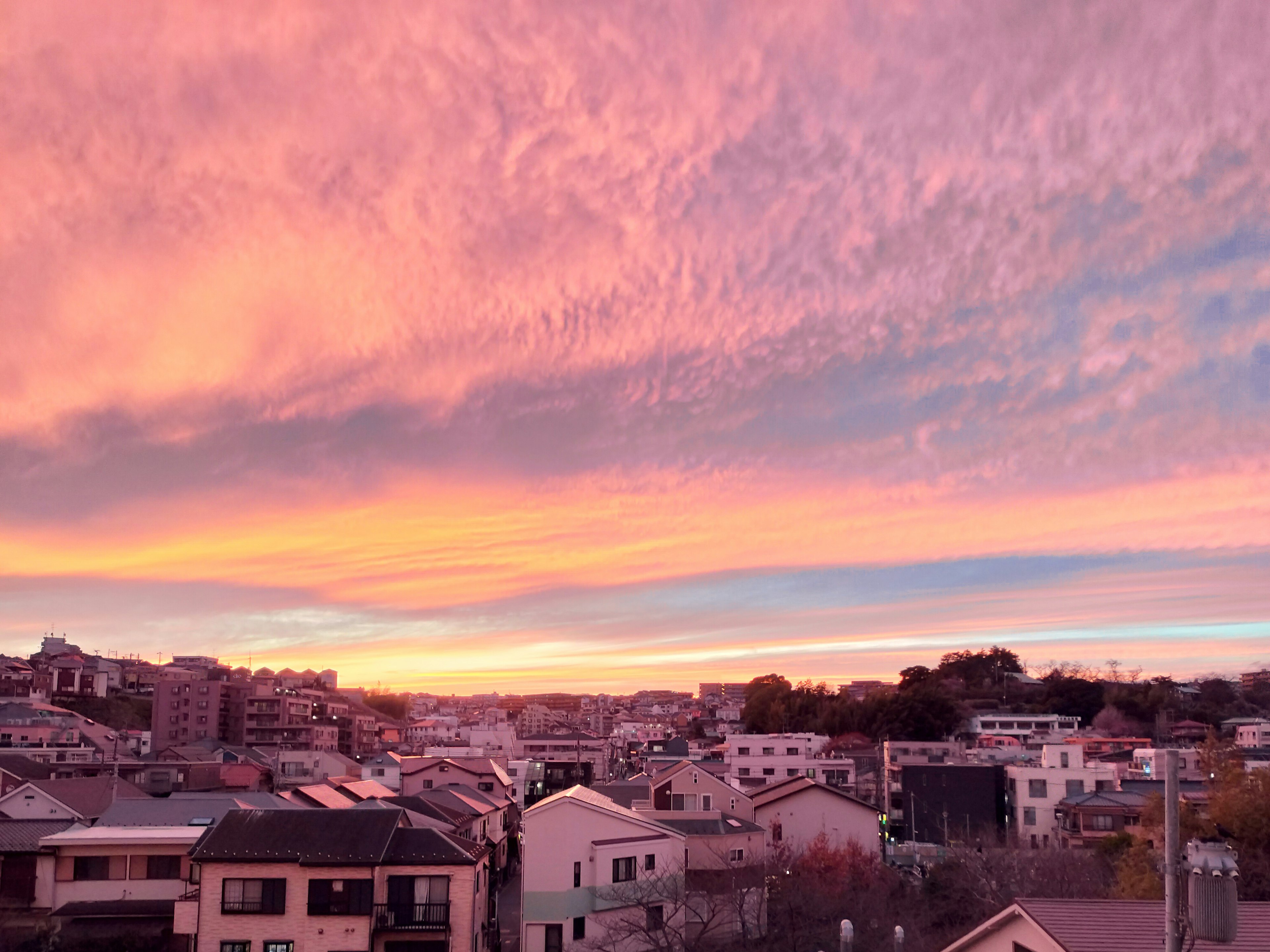 美麗的夕陽天空在住宅區上方