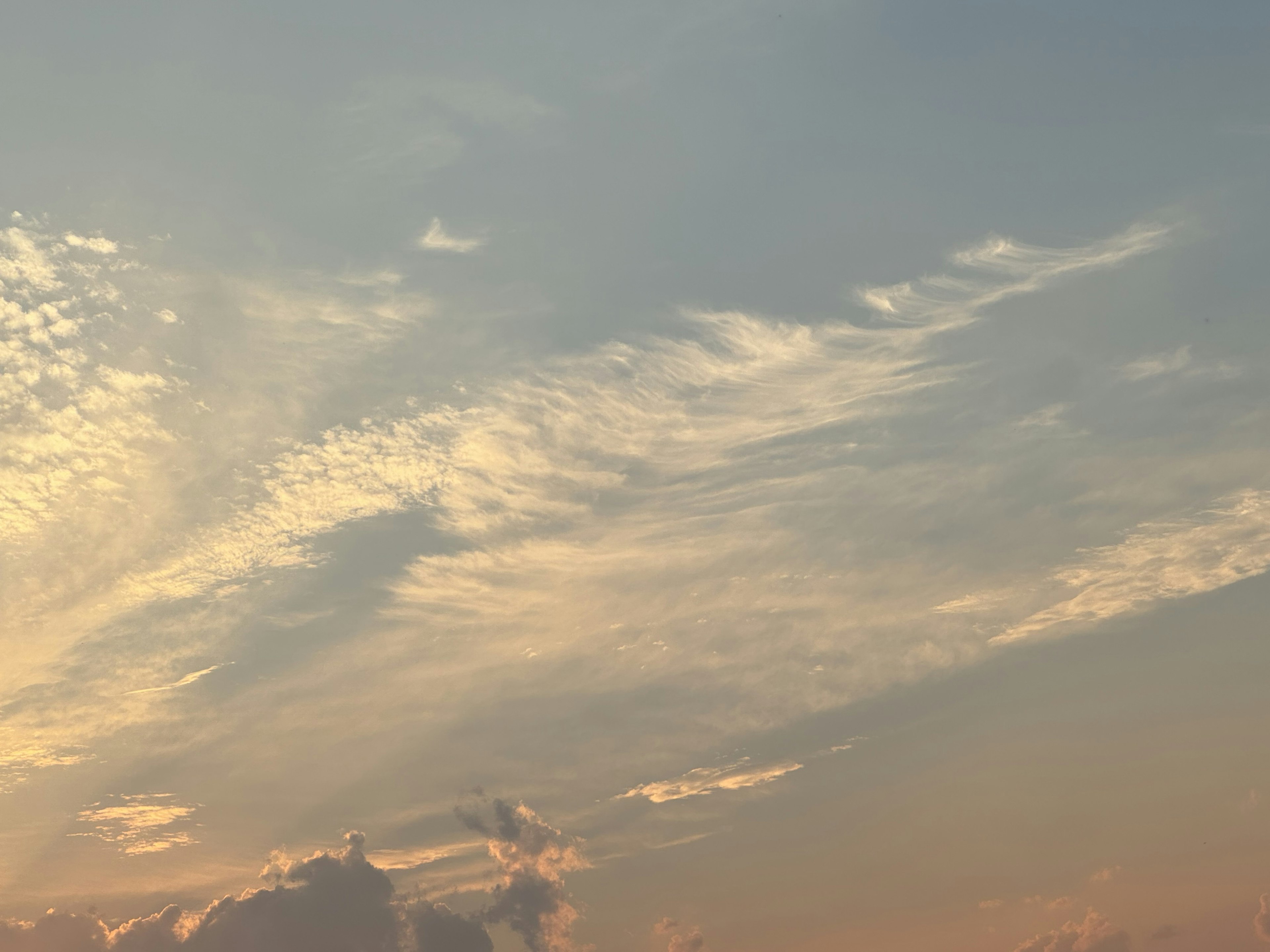 美麗的天空，柔和的藍色和橙色雲彩