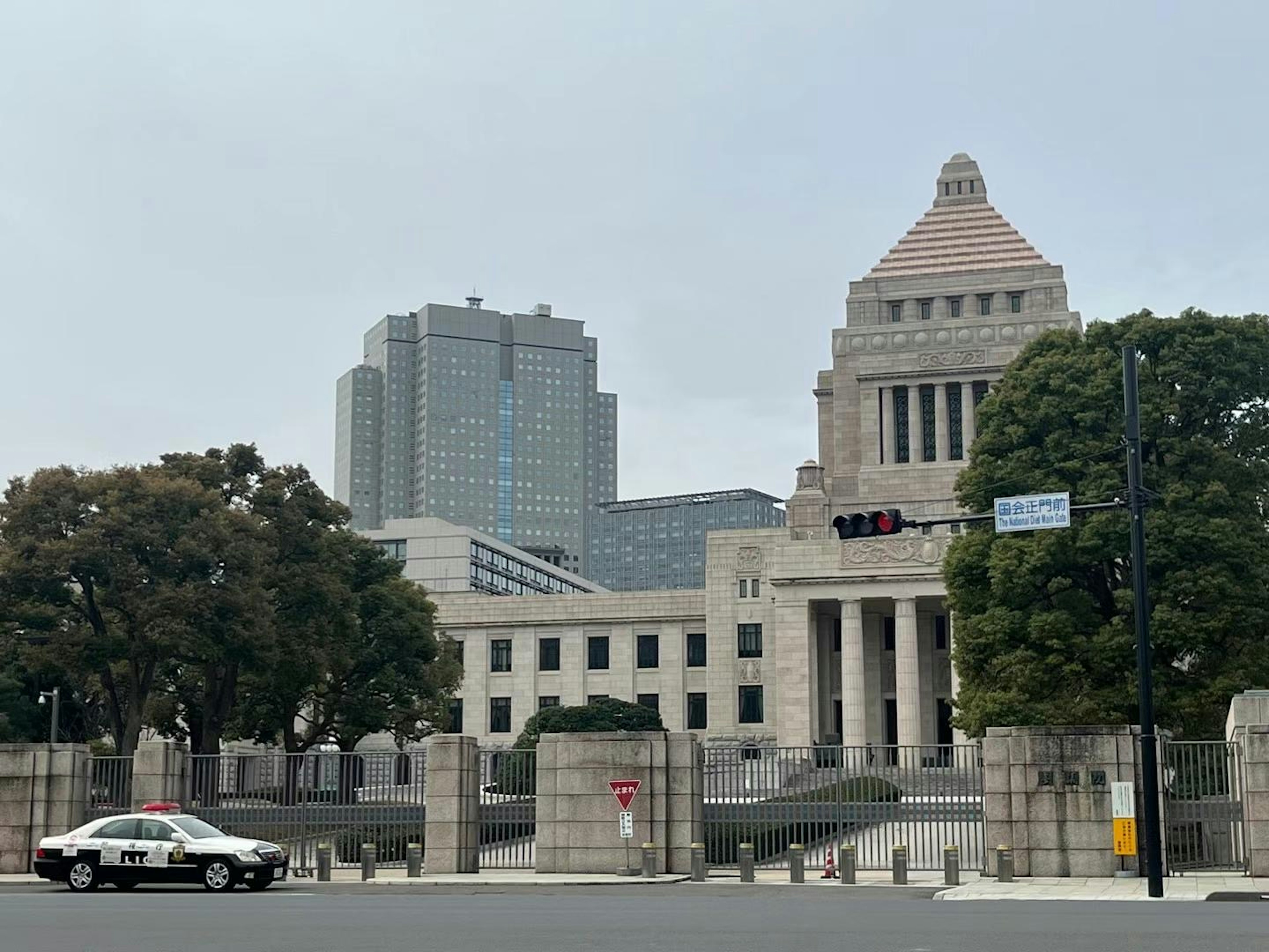 Vista del edificio del Parlamento japonés con rascacielos modernos de fondo