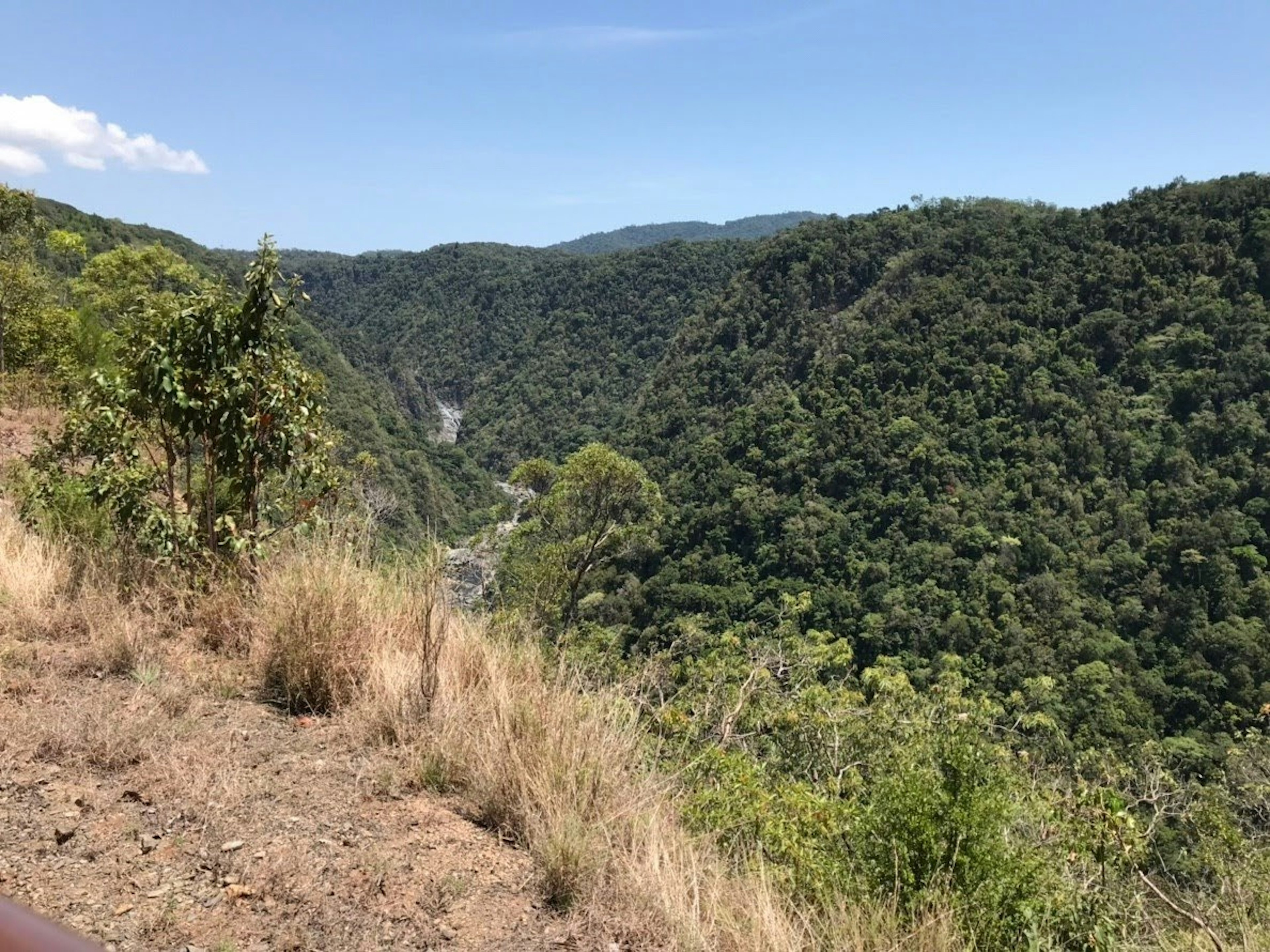 Vista escénica de montañas y valles verdes