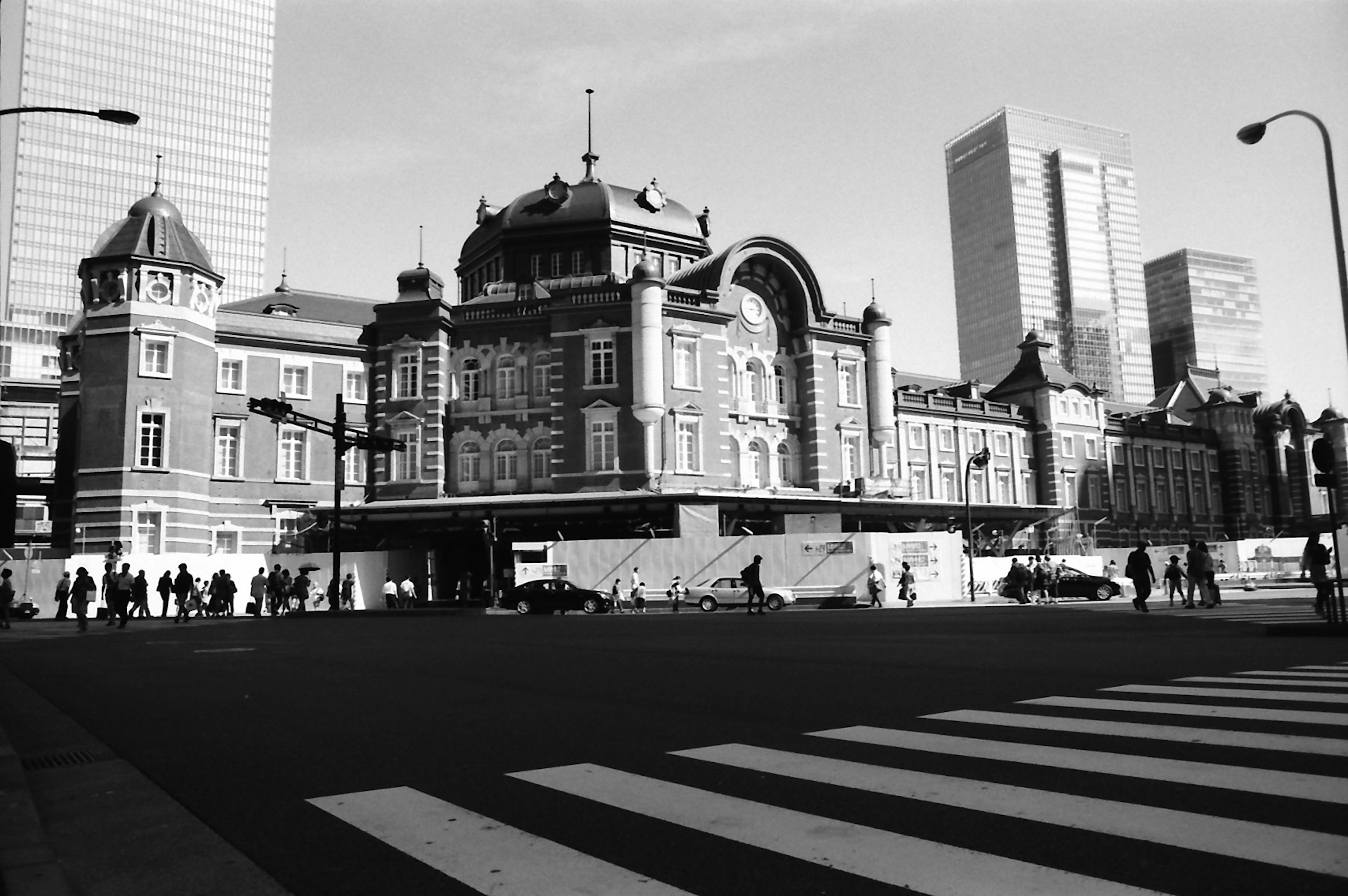 Estación de Tokio histórica con rascacielos modernos al fondo