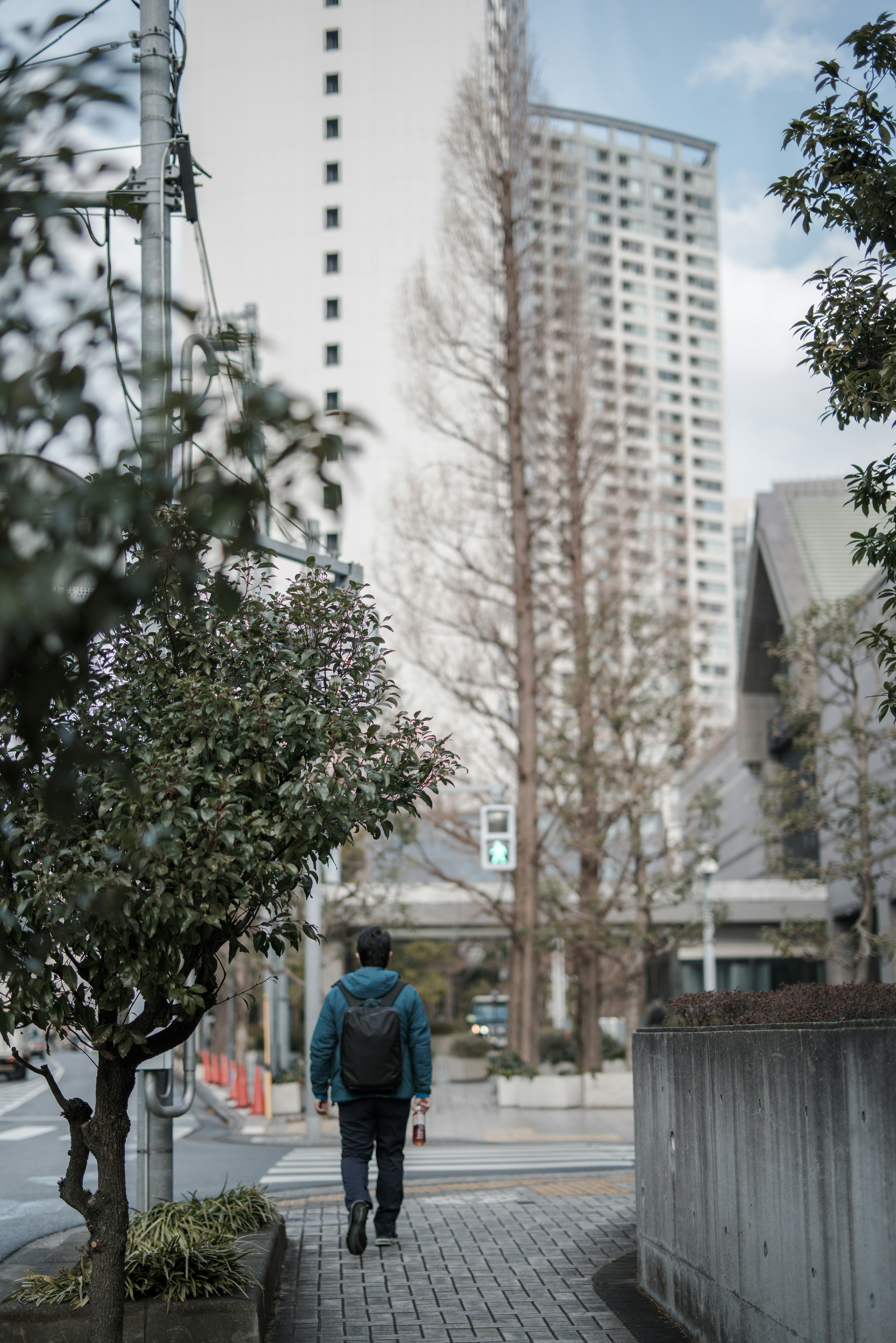 人が高層ビルの近くを歩いている風景