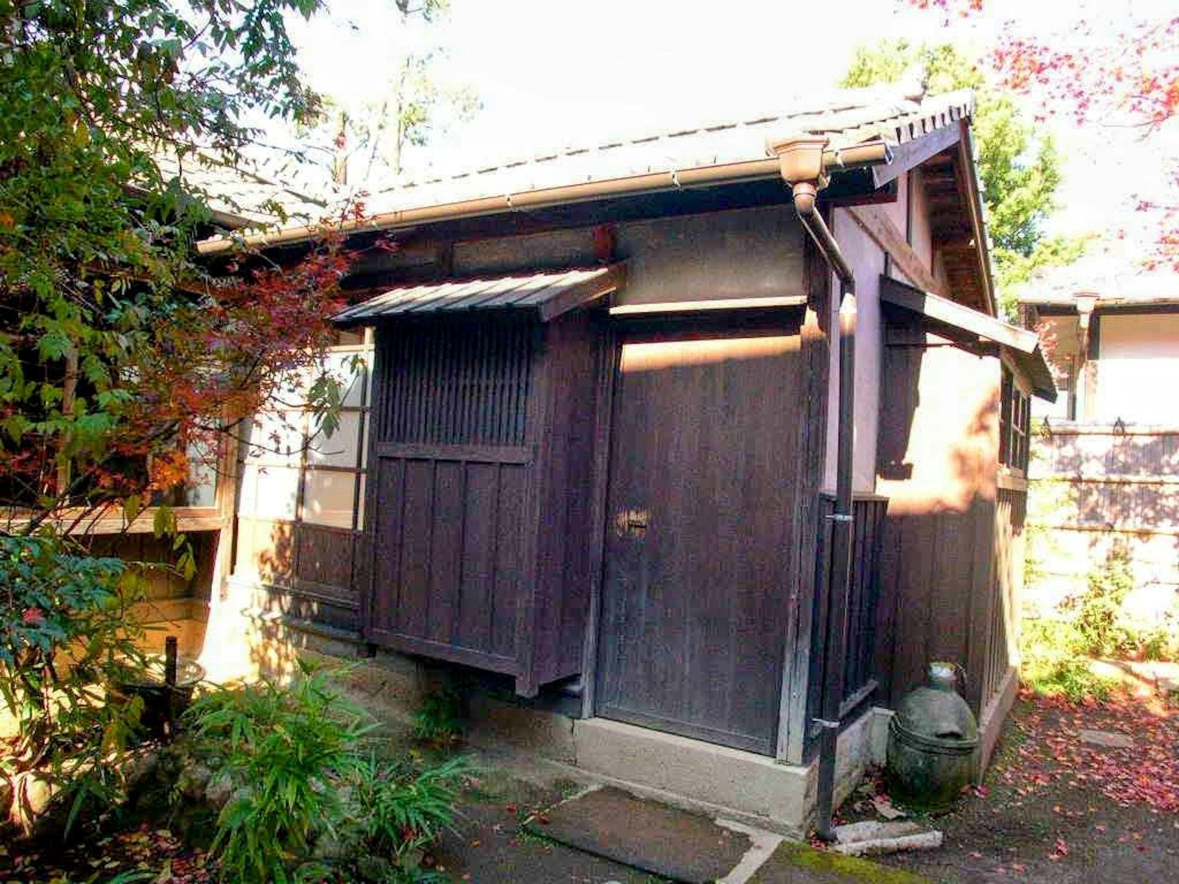 傳統日本小屋在花園中的木製外觀