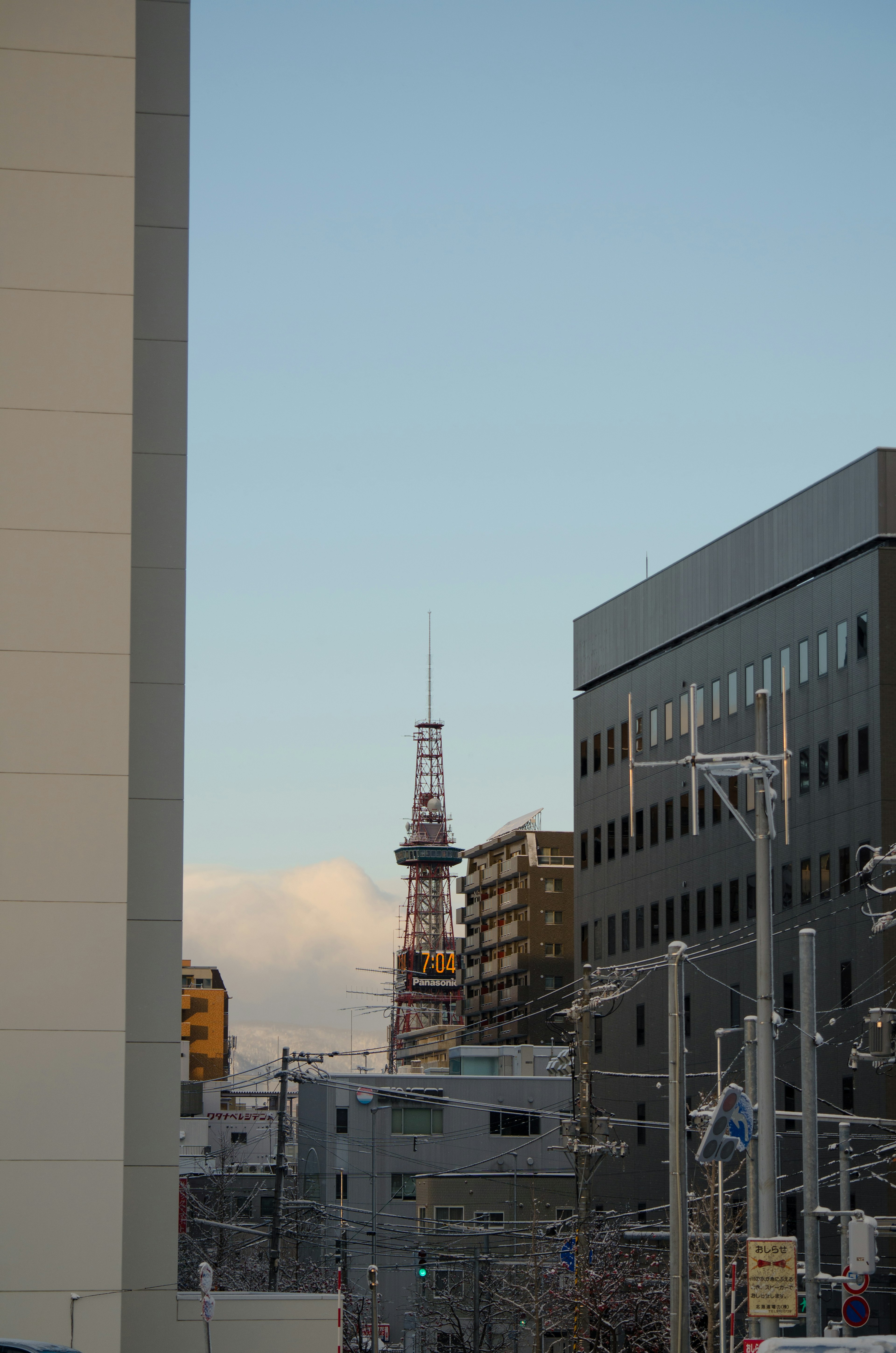 Stadtansicht mit Tokyo Tower und klarem blauen Himmel