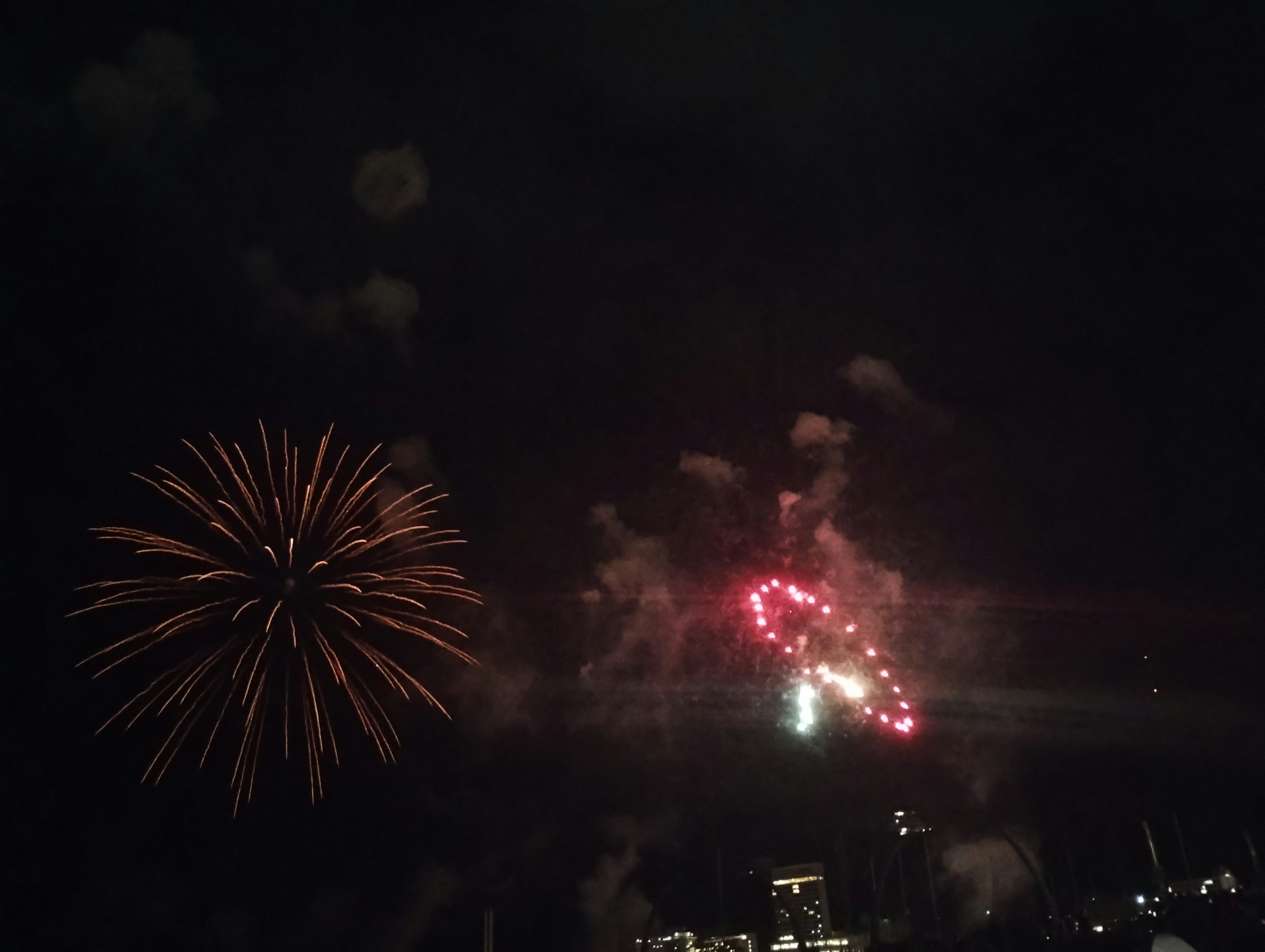 Buntes Feuerwerk im Nachthimmel