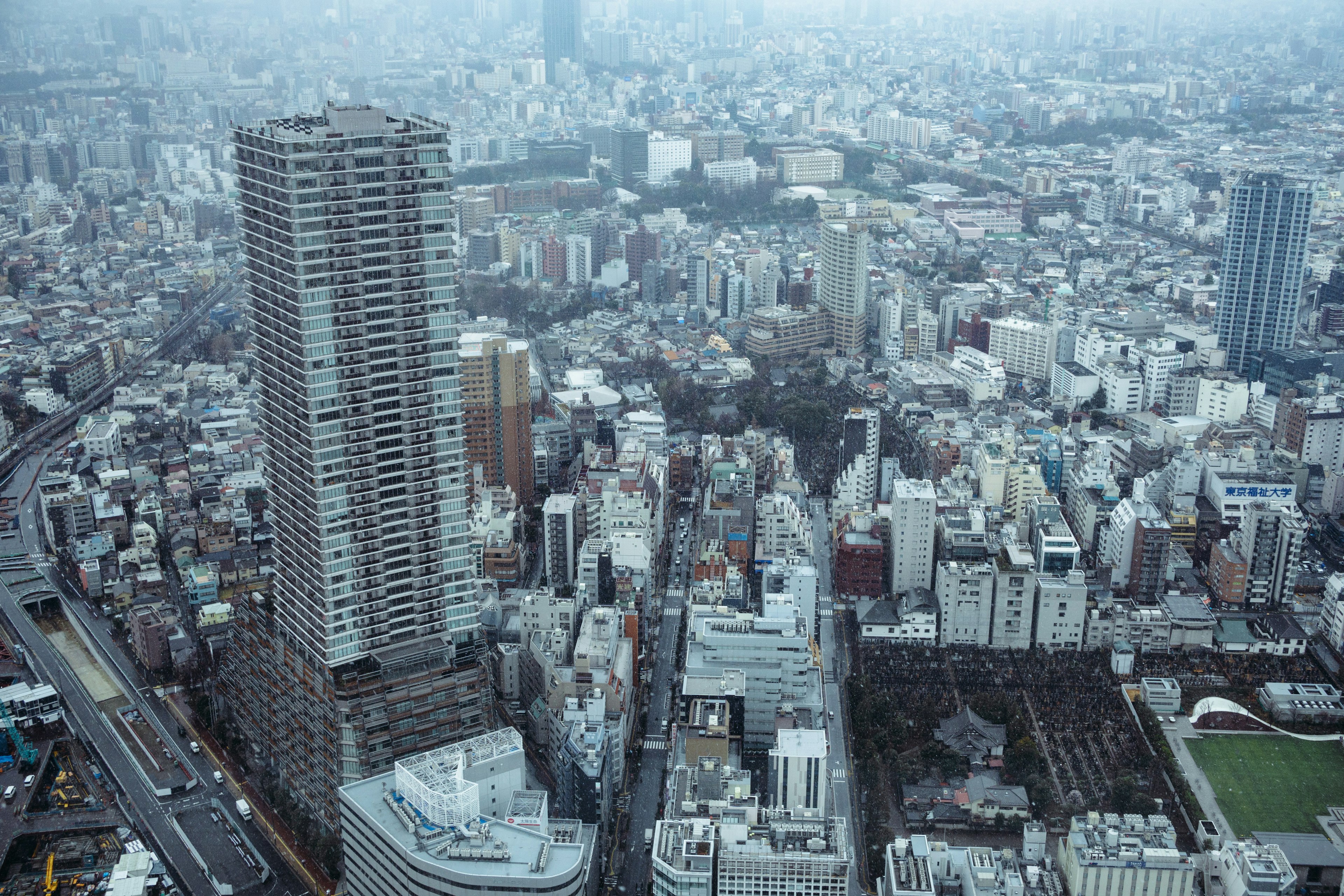 東京の高層ビル群と広がる街並みの俯瞰図