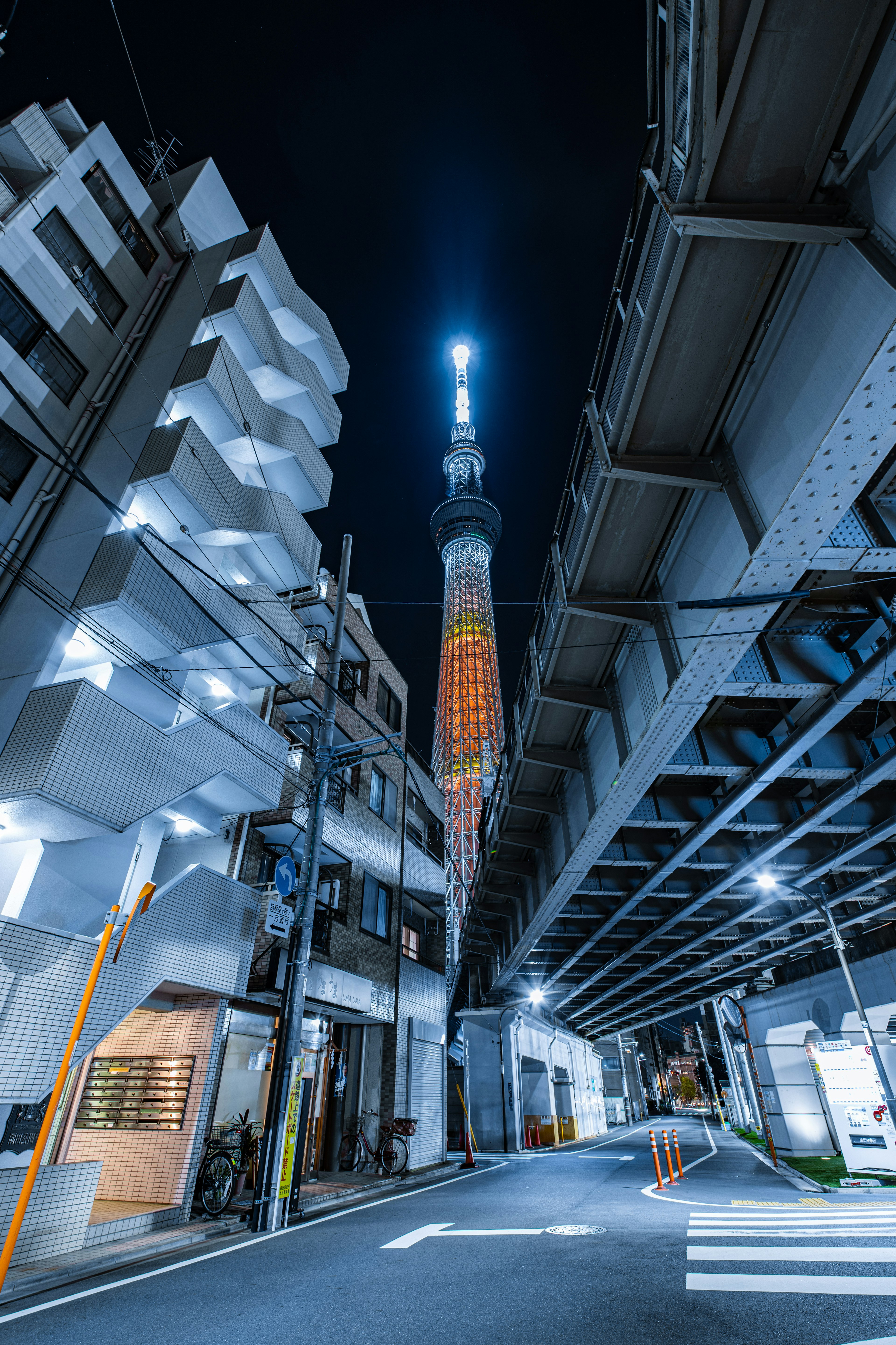 東京スカイツリーの夜景と周囲の建物