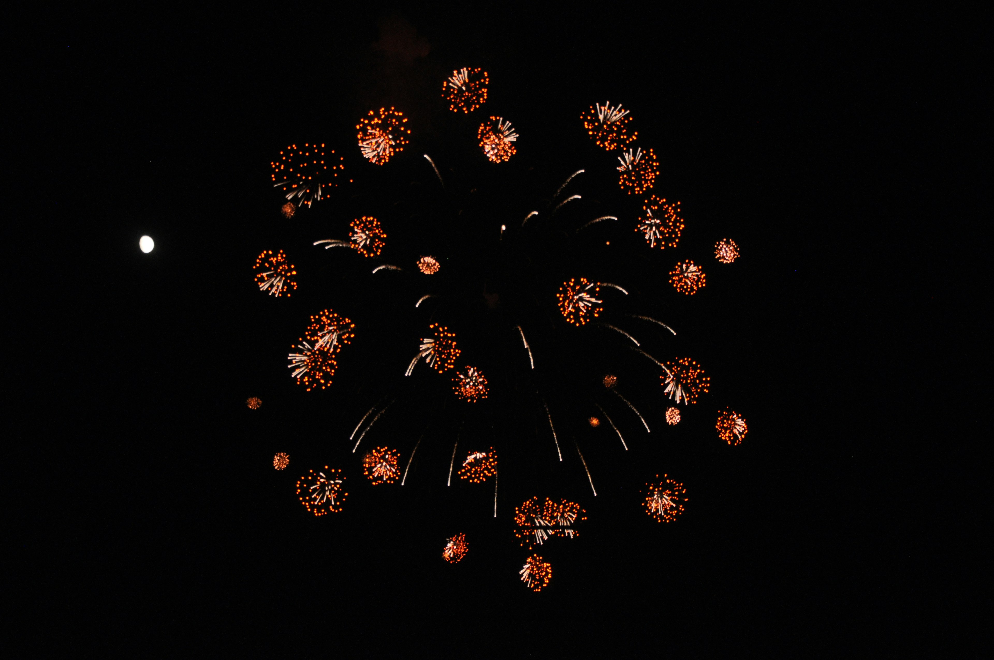 Spectacle de feux d'artifice dans le ciel nocturne avec la lumière de la lune