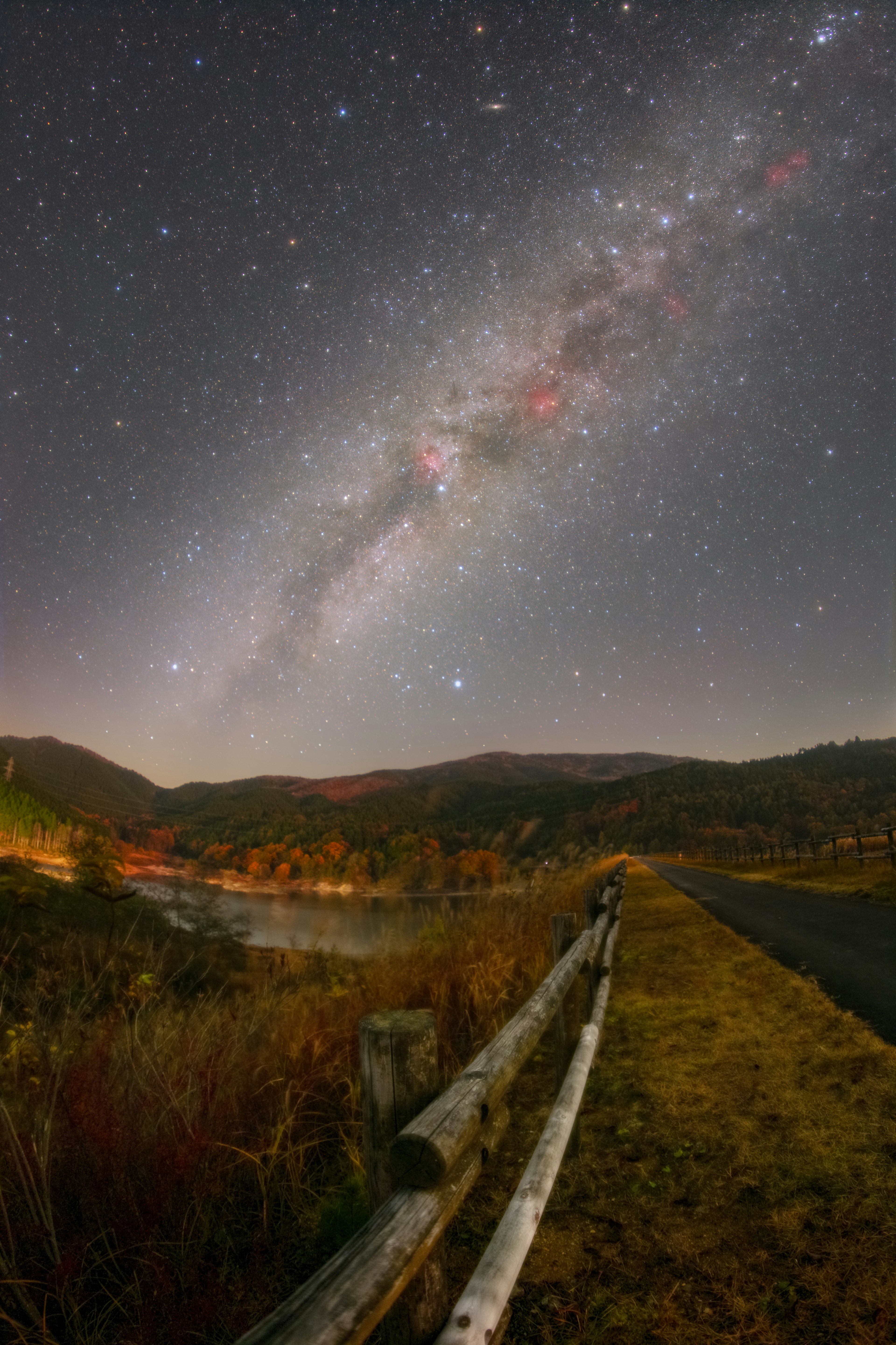 星空と銀河が広がる夜の風景と川