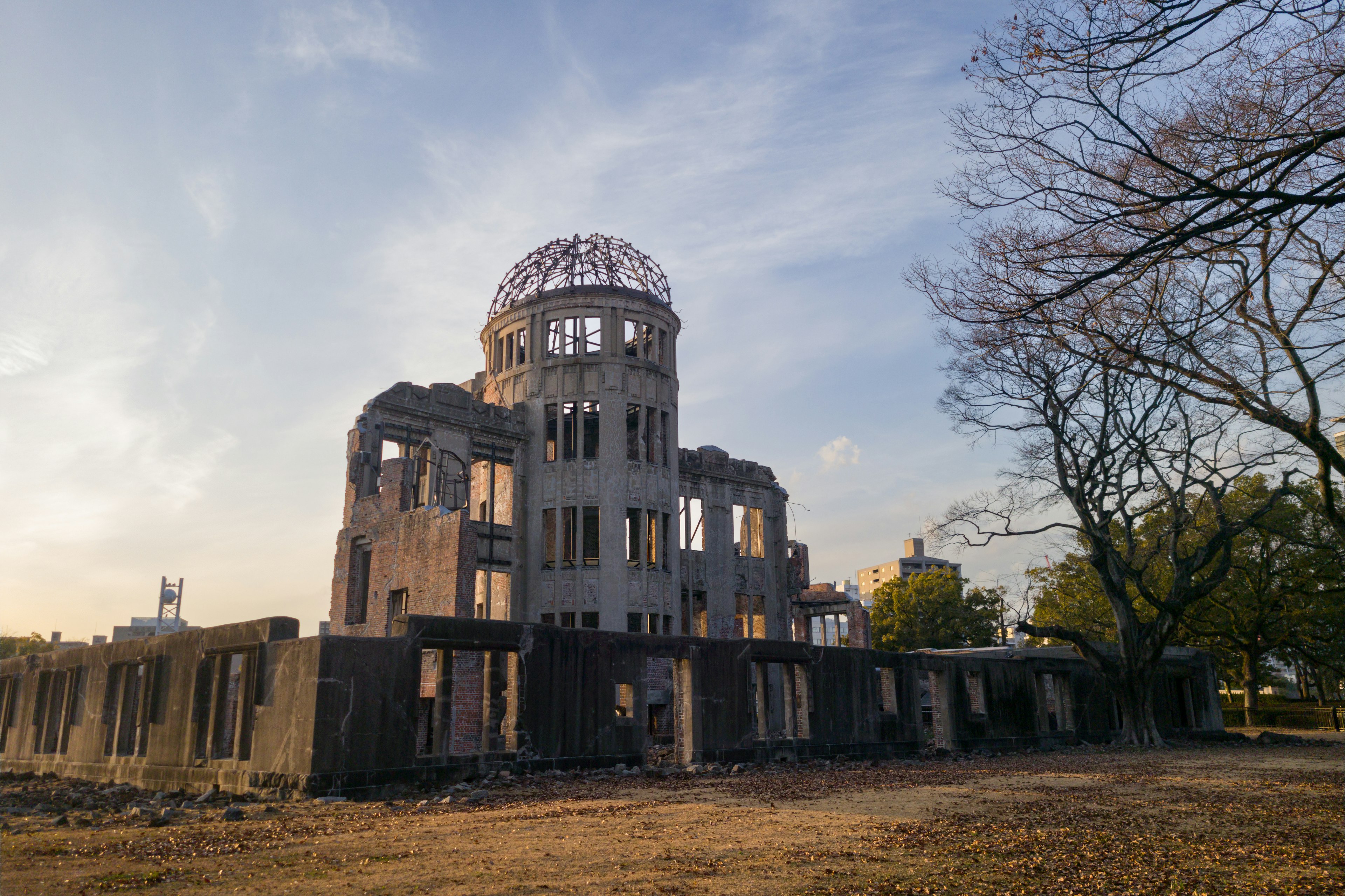 Bên ngoài Đài tưởng niệm Hòa bình Hiroshima, bầu trời đẹp lúc hoàng hôn