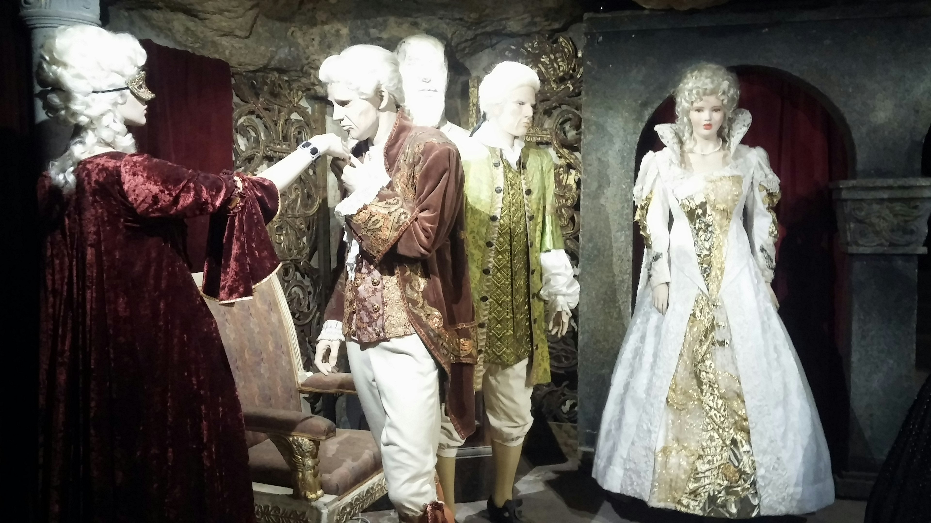 Salle d'exposition avec des mannequins en costumes historiques